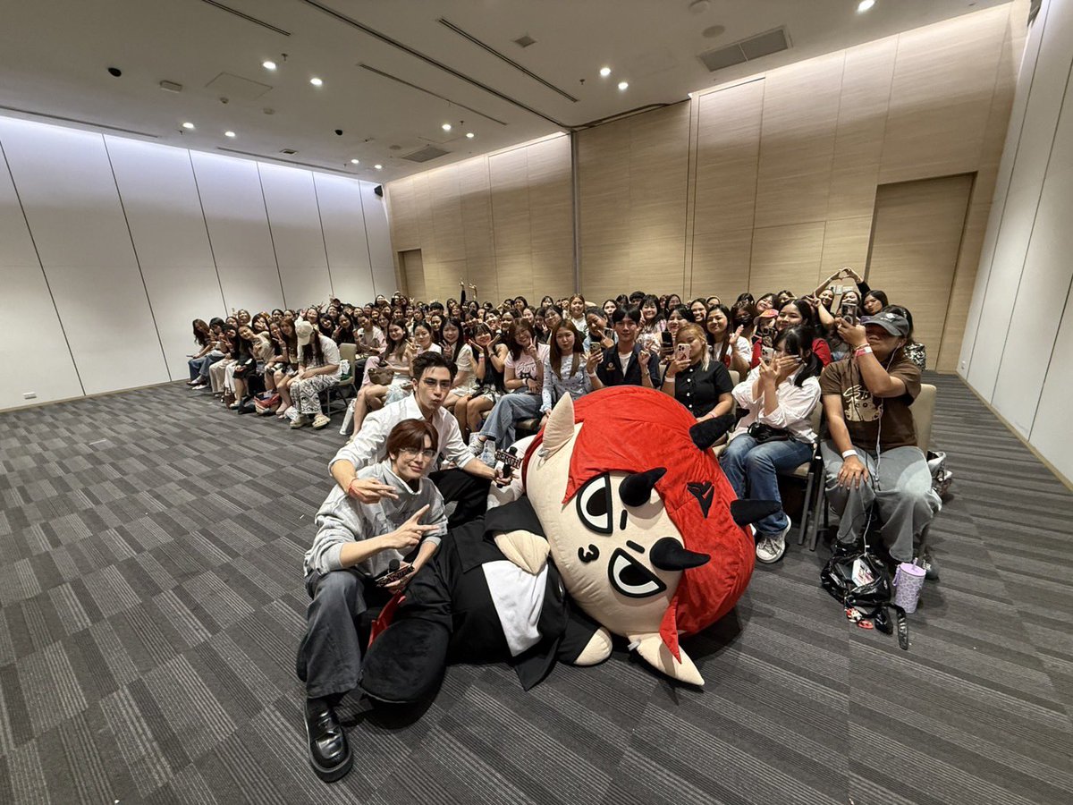 GmmtvShop's tweet photo. เพิร์ธ-แซนต้า และ DOMIIA ขอบคุณทุกคนที่มาร่วมกิจกรรม Fan Sign ของพวกเราในงานมหกรรมนิยายนานาชาติ 2026 วันนี้ครับ

@perthppe @ppsanta 
@domiia_GMMTV

#งานมหกรรมนิยายนานาชาติ2026xPerthSanta
#GMMTV https://t.co/OKoLpPCS46