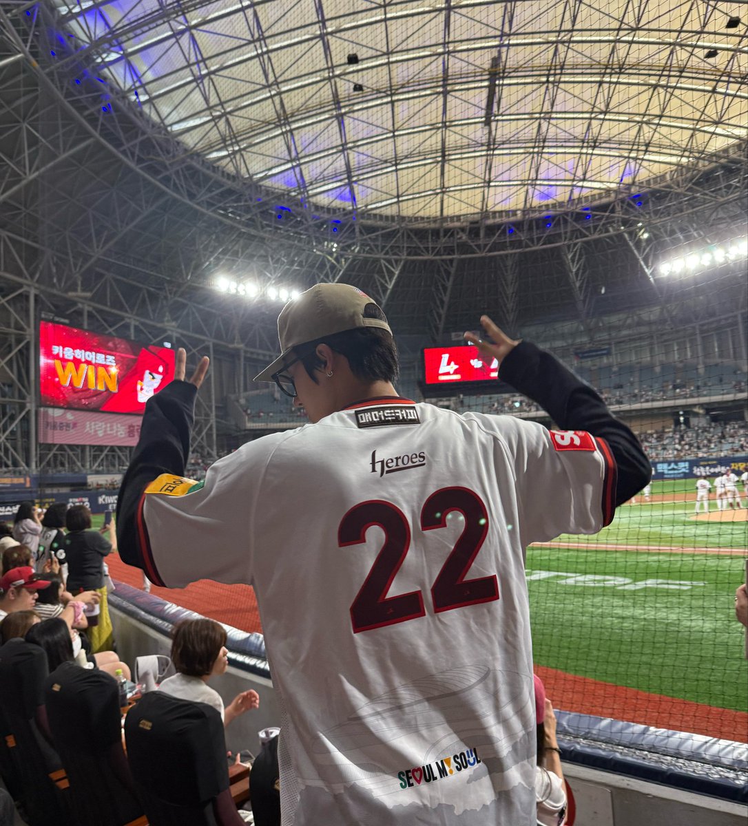 deobimom's tweet photo. #ERIC #에릭 went to watch the kiwoom game today 

🦄 I was the winning fairy!!

🦄 kiwoom heroes please invite me for the first pitch again~!!!!! https://t.co/oa4m6v1Tty