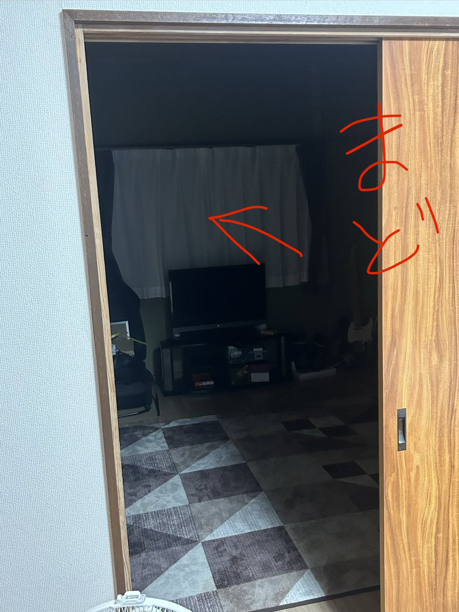moveniki's tweet photo. 物置部屋との仕切りが開いていて、なおかつ向こう側の窓も網戸になっていたのでじわじわと屋外に冷気を放つ部屋になっていたようですね https://t.co/4AnJTmDPoU