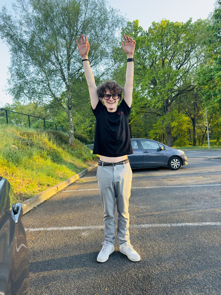 officialoffsept's tweet photo. Je pose ça ici Hugo lamand secteur Ballan miré travail à zoomalia parle et est en couple avec une mineur de plus il crée plein de compte pour ndes avec nde de gens https://t.co/gsCQZTi0GK