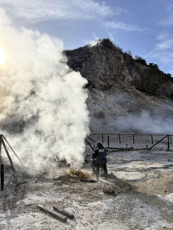 mondoterremoti's tweet photo. Il forte #terremoto di M 4.7 ha riacceso dubbi e timori sullo stato dei #CampiFlegrei. C'è il rischio di un'eruzione? Ci dobbiamo aspettare altre scosse? Ecco cosa sappiamo su quella che è a tutti gli effetti la crisi bradisismica più intensa della storia recente del vulcano 🧵 https://t.co/aVzKJeNRM7