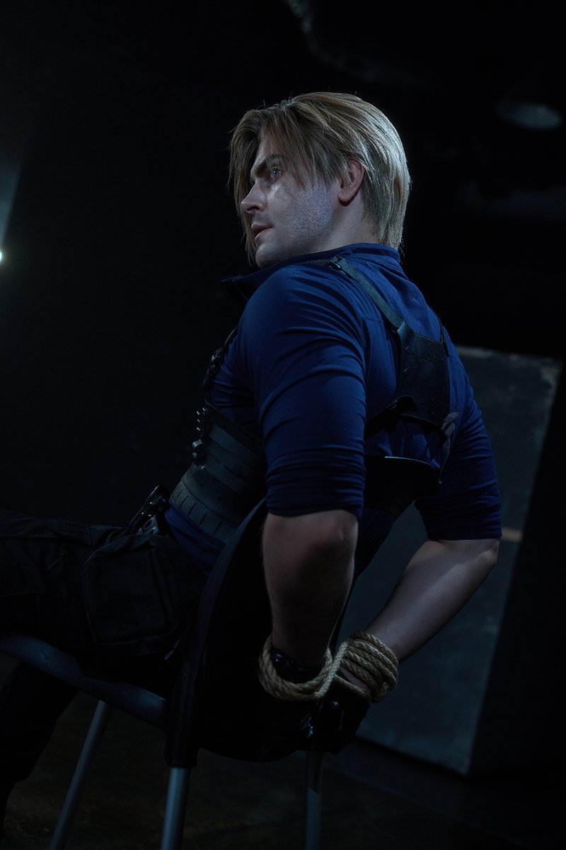 Grayson_Fin's tweet photo. This mission really didn’t go according to plan.

My Leon Kennedy cosplay 

#LeonKennedy #ResidentEvil #cosplay https://t.co/HsSsoP9aax