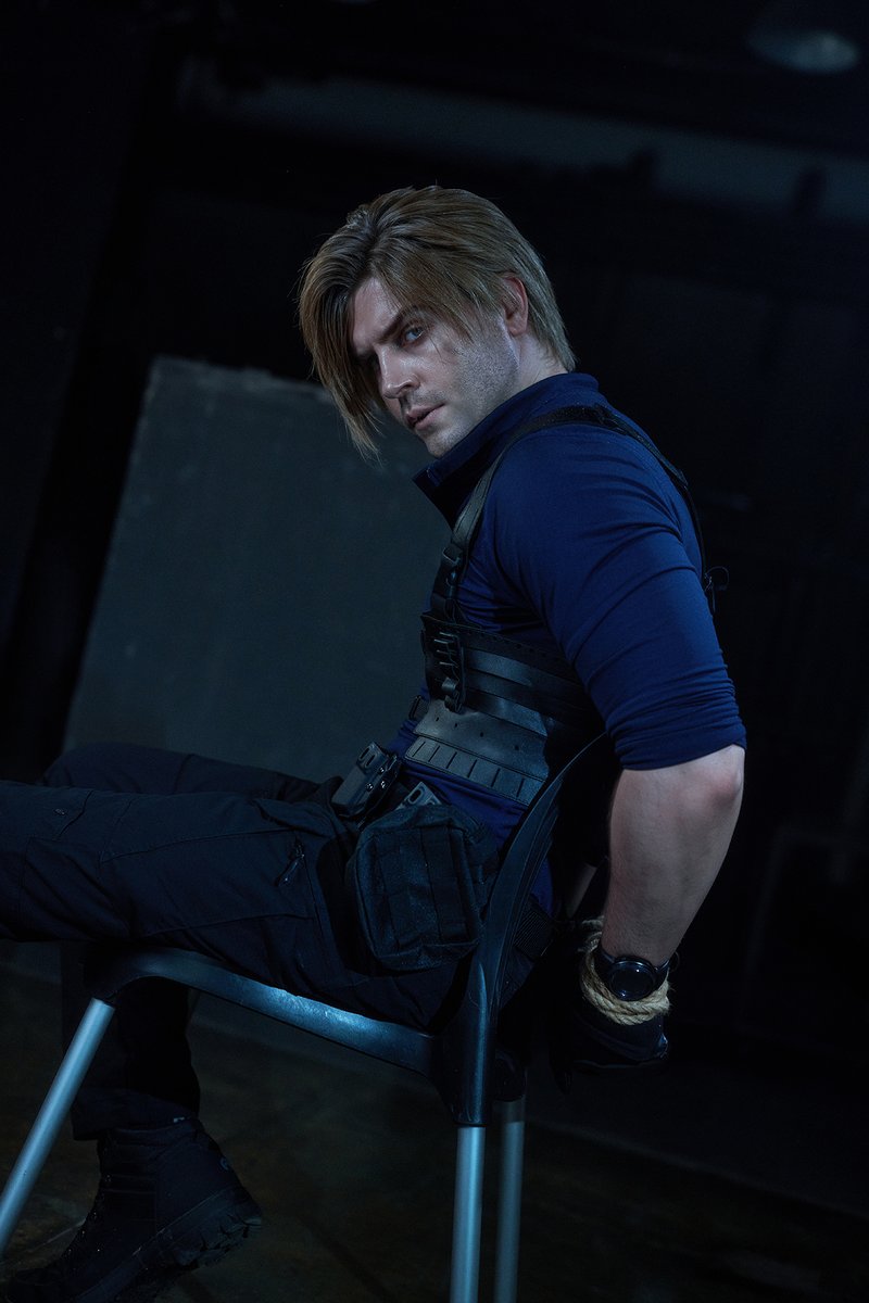 Grayson_Fin's tweet photo. This mission really didn’t go according to plan.

My Leon Kennedy cosplay 

#LeonKennedy #ResidentEvil #cosplay https://t.co/HsSsoP9aax