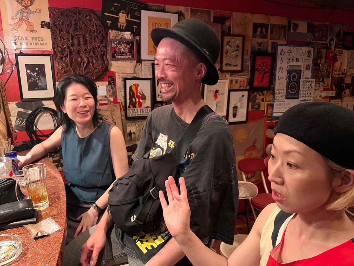 shingo_hideko's tweet photo. 妻に詰められながら、漫画のように真赤になっている様の私を、ほりちえさんが苦笑いしている図、と言ってしまっても過言ではありません…という件
…それは冗談で、かなり呑んでいた私 https://t.co/udCz9t5aCp