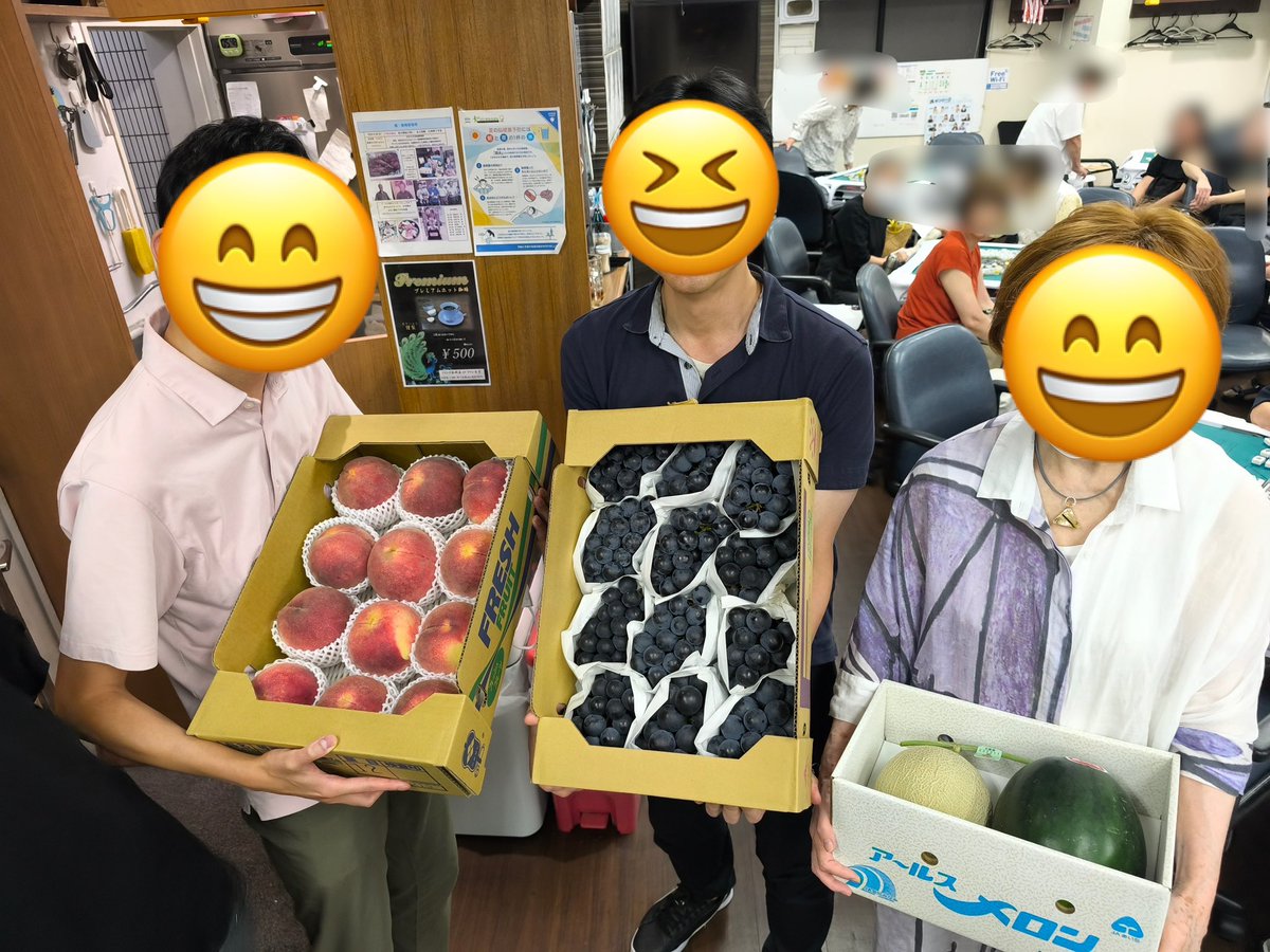 1484dais's tweet photo. なんやかやで、２位になりました😆
素敵な商品（美味しそうなブドウ🍇）をいただきましたて‼️
海鮮丼のお陰でここまで上位になったのだと信じたいwww
ただいま、呑んだくれて帰宅中です😆😆😆

いやはや、楽しかったー！ https://t.co/lmv6EJPJGH