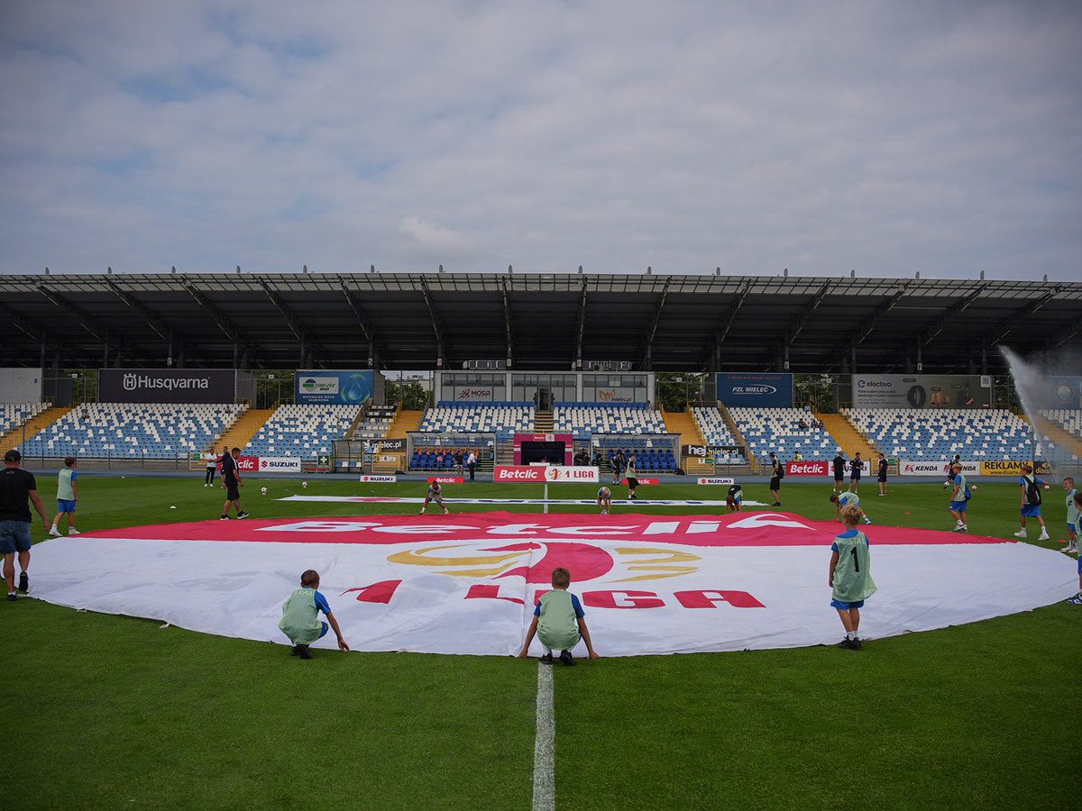 FksStalMielec's tweet photo. Jak zawsze możemy liczyć na wsparcie naszej Akademii Piłkarskiej FKS Stal Mielec. 🤍💙

#STMPBB https://t.co/r3TkFbfViL