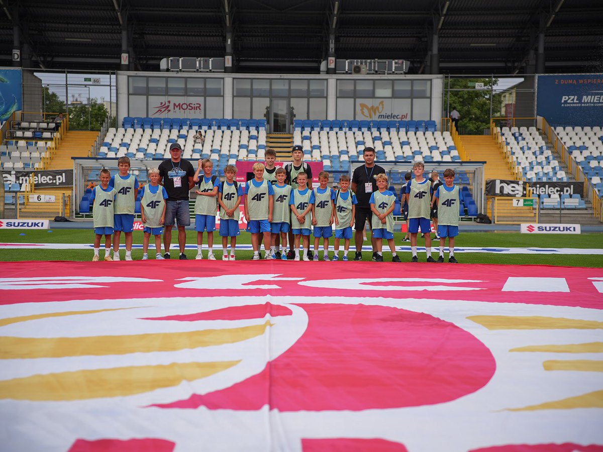 FksStalMielec's tweet photo. Jak zawsze możemy liczyć na wsparcie naszej Akademii Piłkarskiej FKS Stal Mielec. 🤍💙

#STMPBB https://t.co/r3TkFbfViL