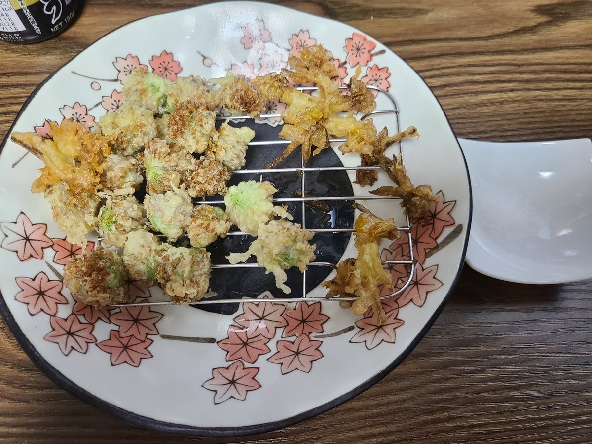 jcob4645's tweet photo. メマツヨイグサとアカツメクサ。
メマツヨイは軽く揚げたつもりだったけど味よくわからんかったから、かなり軽くでいいかも。
アカツメの天ぷらは風味と食感が相変わらずいい！
アカツメの半分はシロップにしたけど薄めすぎたかも。少なくとも倍はいるかなー
ヨーグルトとかお酒の合わせで使ってみよ https://t.co/zTGDkVTwph