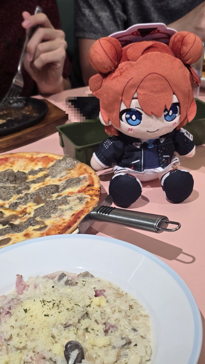 laff_y's tweet photo. マキちゃん、遅ればせながらお誕生日おめでとう！　マキの誕生日はシンガポールのジャングルで友達とハイキングをしたりとサイゼリヤで食事をしたりして過ごしたよ

（メッセージは主にDeepLを使って翻訳されました)

#ブルアカぬいぬい部 https://t.co/lChFvsLjaG
