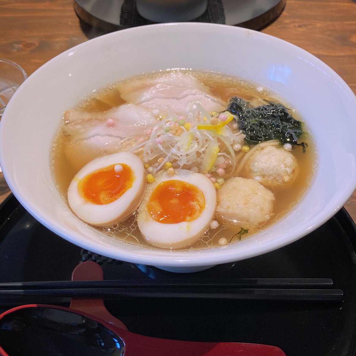 in_nob's tweet photo. 先日。湯田温泉にある「和のだし ごとう」さんへラーメンを食べに行きました。
やはり中華スープとは違う味わいの出汁の効いたうまいスープがうまし！
「ラーメン」という定義に寄せすぎてなのか、スープの味が濃ゆめなのがちょっと気になりましたが、美味しいラーメンをいただけました。 https://t.co/jVynnUZHJE