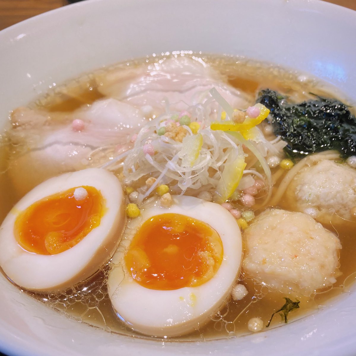 in_nob's tweet photo. 先日。湯田温泉にある「和のだし ごとう」さんへラーメンを食べに行きました。
やはり中華スープとは違う味わいの出汁の効いたうまいスープがうまし！
「ラーメン」という定義に寄せすぎてなのか、スープの味が濃ゆめなのがちょっと気になりましたが、美味しいラーメンをいただけました。 https://t.co/jVynnUZHJE