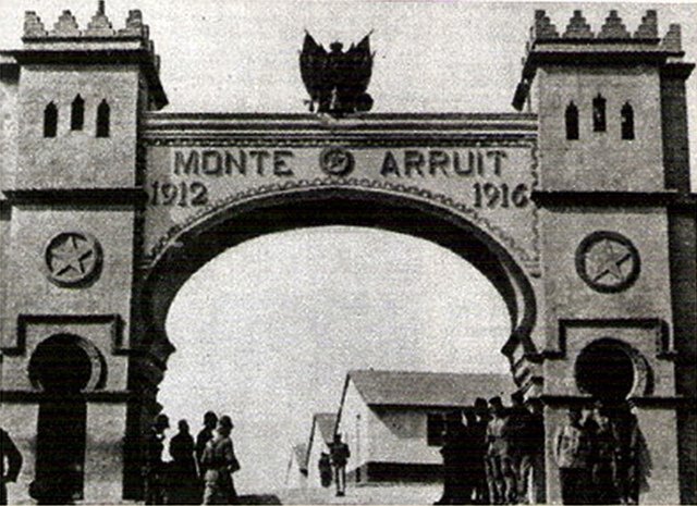 PlataformaMill1's tweet photo. #TalDíaComoHoy, 2 de agosto de 1921, quinto día de asedio en #MonteArruit.

Los rifeños se lanzan al asalto en la puerta principal defendida por la #Caballería del regimiento #Alcántara, al mando del capitán Julián Triana Blanco, jefe del escuadrón de ametralladoras. https://t.co/NGWTdbH6xu