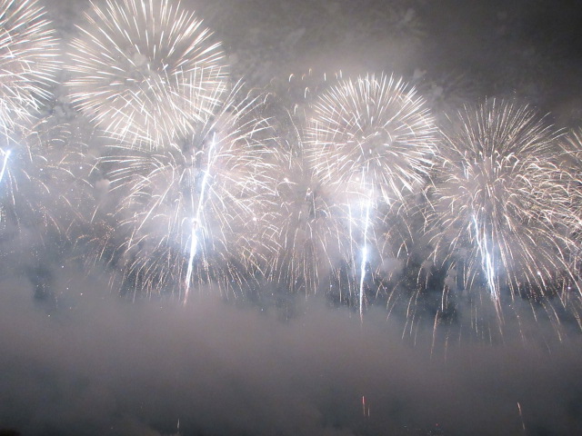 tomoneko_2199's tweet photo. 「地元なもので」
長岡の花火大会より帰りました。地元なので会場まで歩いて30分位で付きます。チケットも地元枠で過去に抽選に外れた事はありません。冬は雪で苦労する事も多いですが、花火に関しては恵まれています。明日も同じ規模で開催されます。二日に渡り大規模で開催される事が長岡の特徴です https://t.co/fcx39KS90F
