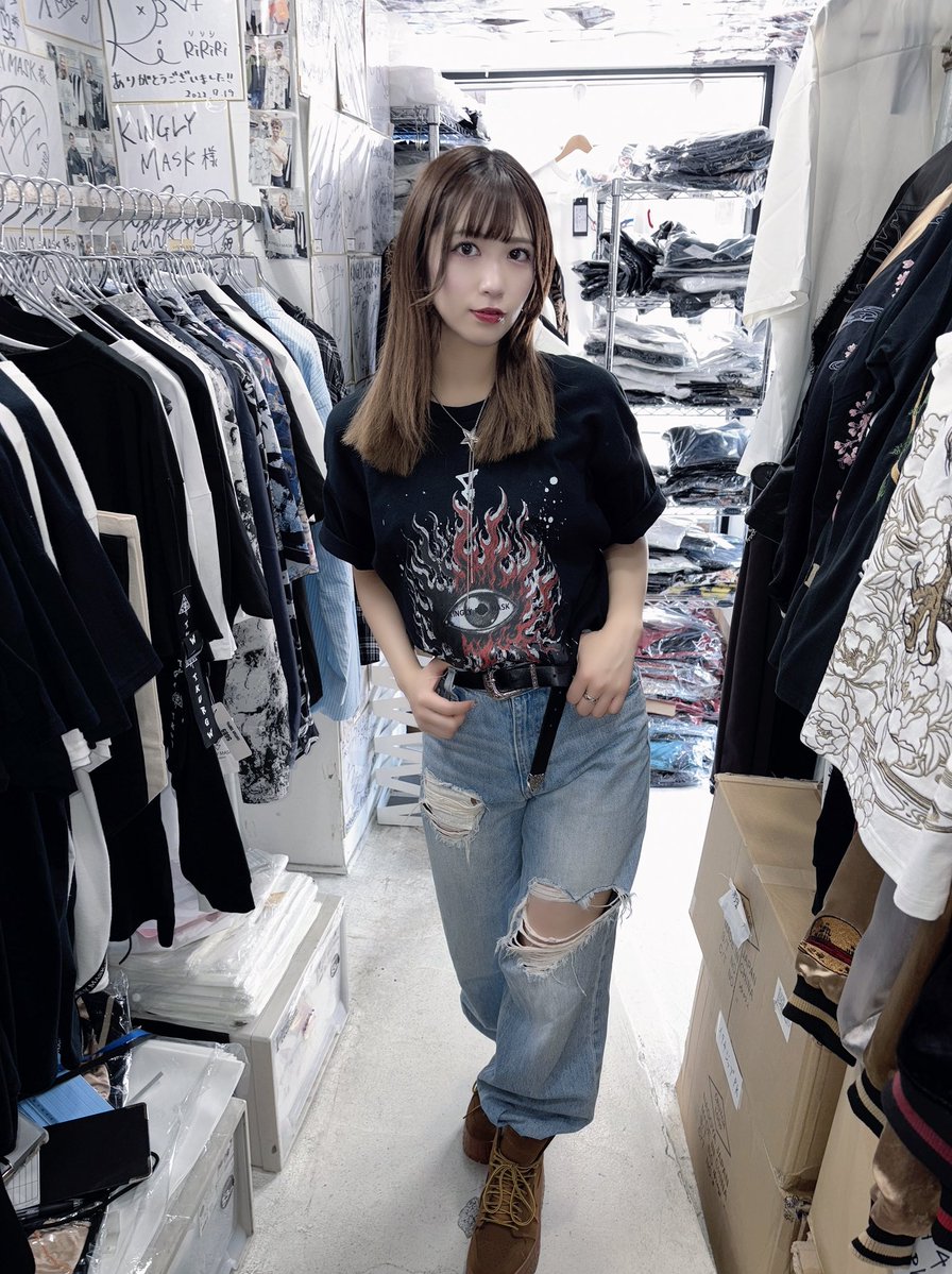 RIN_RED_i's tweet photo. RED-i × KINGLYMASK 1日店長イベント
ありがとう〜〜♥️.𖥔 ݁ ˖

素敵なお洋服に囲まれて
似合うかな〜ってみんなと話すの
新鮮で楽しかった♩

コラボTシャツめっちゃいいです♡
来週9日(日)までオンラインで買えます！
おそろいしようね🫶🏻

#レッドアイ #KINGLYMASK https://t.co/H2jFxyoSFW
