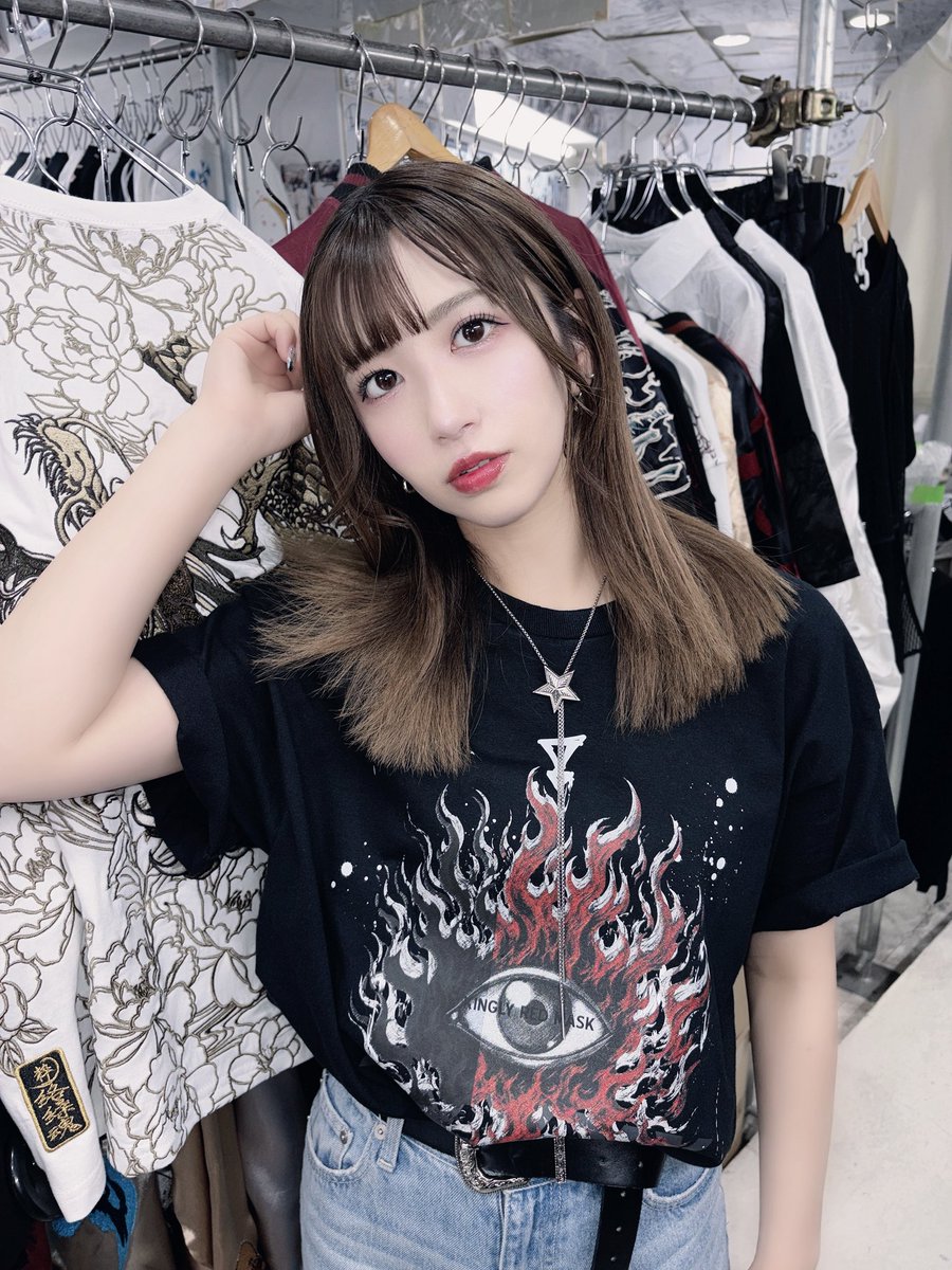 RIN_RED_i's tweet photo. RED-i × KINGLYMASK 1日店長イベント
ありがとう〜〜♥️.𖥔 ݁ ˖

素敵なお洋服に囲まれて
似合うかな〜ってみんなと話すの
新鮮で楽しかった♩

コラボTシャツめっちゃいいです♡
来週9日(日)までオンラインで買えます！
おそろいしようね🫶🏻

#レッドアイ #KINGLYMASK https://t.co/H2jFxyoSFW