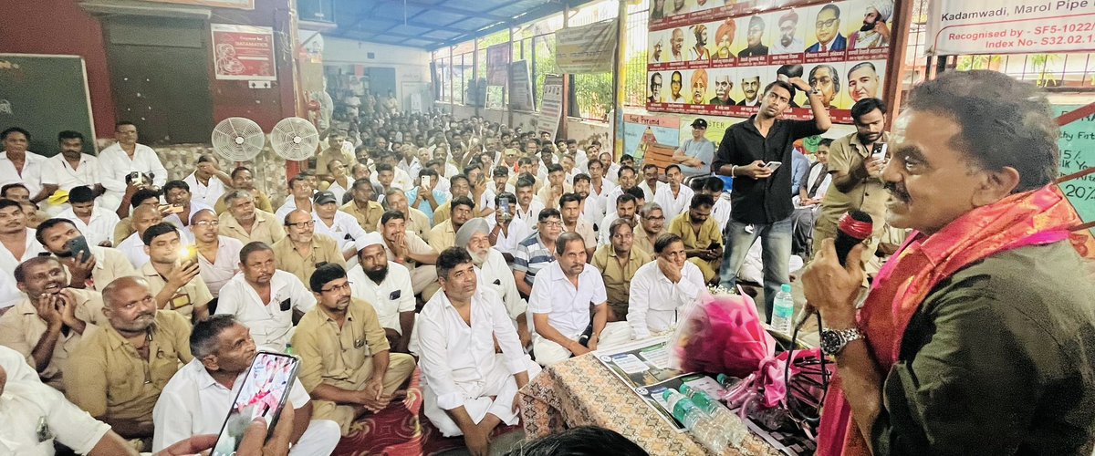sanjaynirupam's tweet photo. рдЕрдБрдзреЗрд░реА рдореЗрдВ рдЖрдЬ рдСрдЯреЛ рдЪрд╛рд▓рдХреЛрдВ рдХреЗ рдмреАрдЪред
рдЙрдиреНрд╣реЗрдВ рдорд░рд╛рдареА рднрд╛рд╖рд╛ рдХрд╛ рд╡реНрдпрд╡рд╣рд╛рд░рд┐рдХ рдЬреНрдЮрд╛рди рд╕рд┐рдЦрд▓рд╛рдиреЗ рдХреЗ рд▓рд┐рдП рдХреНрд▓рд╛рд╕ рдЖрдпреЛрдЬрд┐рдд рдХреА рдЧрдИ рд╣реИред
рдХреНрд▓рд╛рд╕ рдХрд╛ рдЖрдпреЛрдЬрди рдХрд┐рдпрд╛ рд╣реИ рд╢рд┐рд╡рд╕реЗрдирд╛ рдХреЗ рдкреВрд░реНрд╡ рдирдЧрд░рд╕реЗрд╡рдХ рд╕реБрднрд╛рд╖ рдХрд╛рдВрддрд╛ рд╕рд╛рд╡рдВрдд рдиреЗред
#AndheriEast https://t.co/X0SC69vOuH