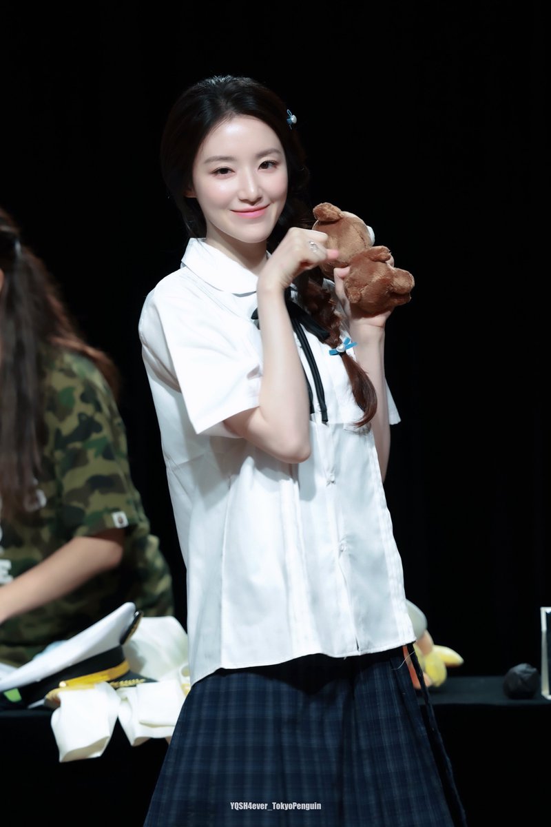 SHKYChelle's tweet photo. 260725 AM Fansign HQ 

在簽售撿到了林家琪養的可愛小咪🐱

#idle    #아이들      
#슈화  #舒華 #SHUHUA https://t.co/09OoJ9nOfc