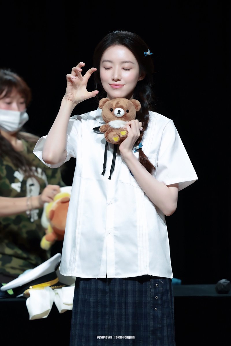 SHKYChelle's tweet photo. 260725 AM Fansign HQ 

在簽售撿到了林家琪養的可愛小咪🐱

#idle    #아이들      
#슈화  #舒華 #SHUHUA https://t.co/09OoJ9nOfc
