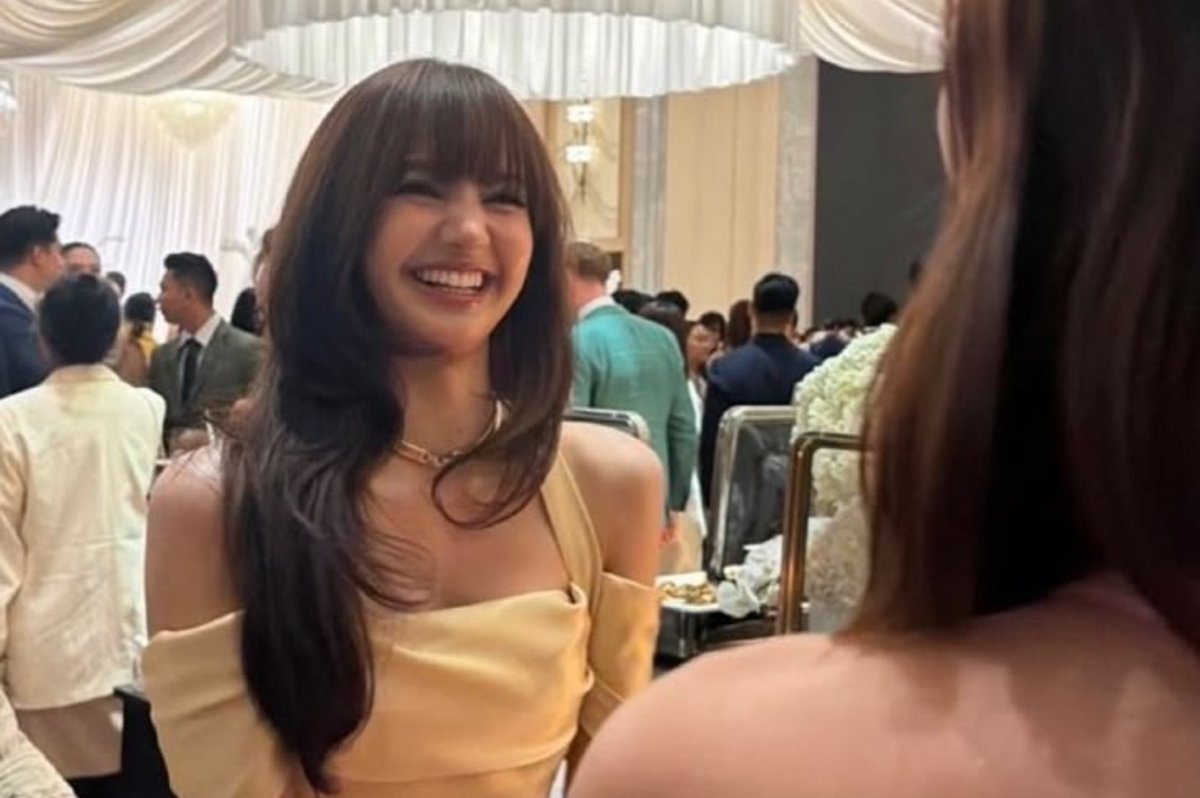 _lolifroyd's tweet photo. ไม่สามารถยอมให้สิ่งนี้หายจากหน้าทล.ได้จริงๆ lisa โคตรจะสวยมาก สวยแบบกัลยาณมิตร สวยแบบเพื่อนร่วมชั้นที่เราสามารถยืมปากกาแล้วไม่คืนพอกลับไปยืมอีกชีก็ไม่ด่าอ่ะ แกนึกออกมะ 😭 https://t.co/eSsoL3jVEC