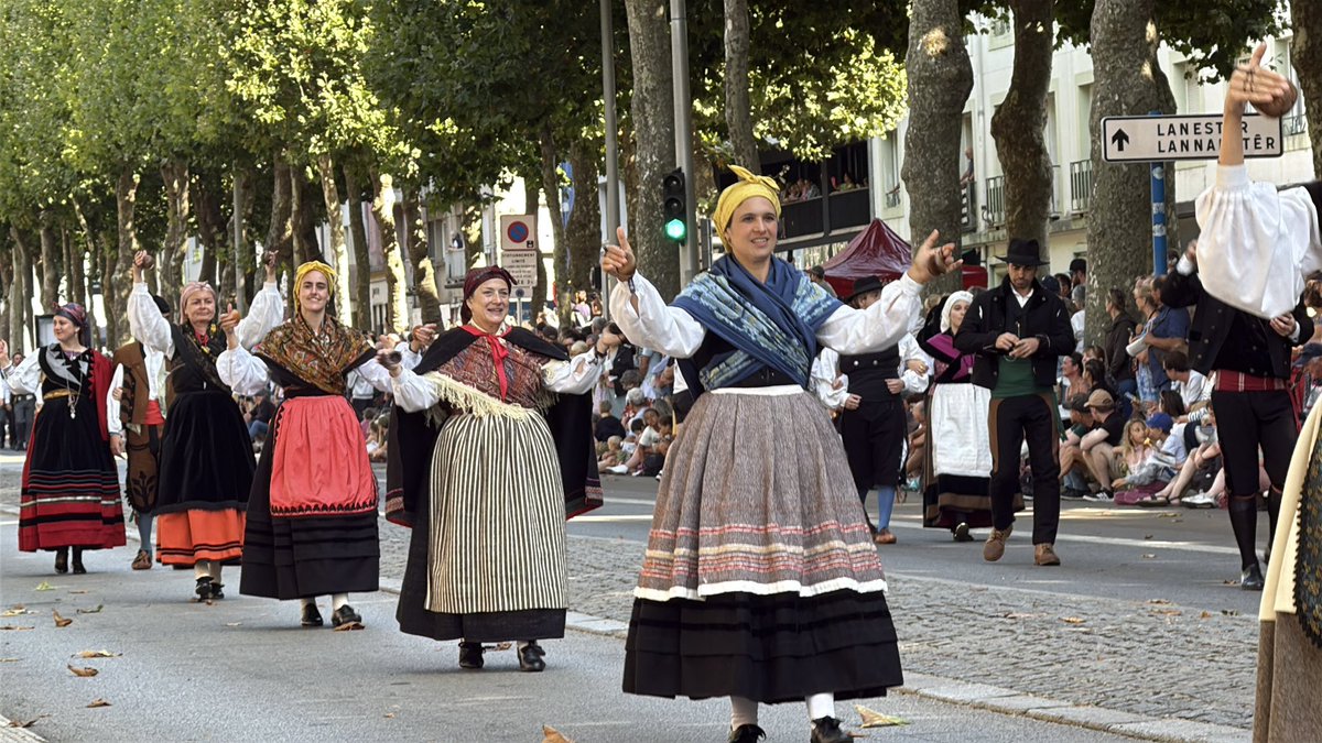 prosperomoran's tweet photo. #Asturies brilla como siempre en La Grande Parade del #Festival #Interceltique de #Lorient @BGElGumial #Interceltique26 https://t.co/ReO8Qb9DDy