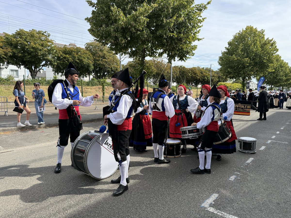 prosperomoran's tweet photo. #Asturies brilla como siempre en La Grande Parade del #Festival #Interceltique de #Lorient @BGElGumial #Interceltique26 https://t.co/ReO8Qb9DDy