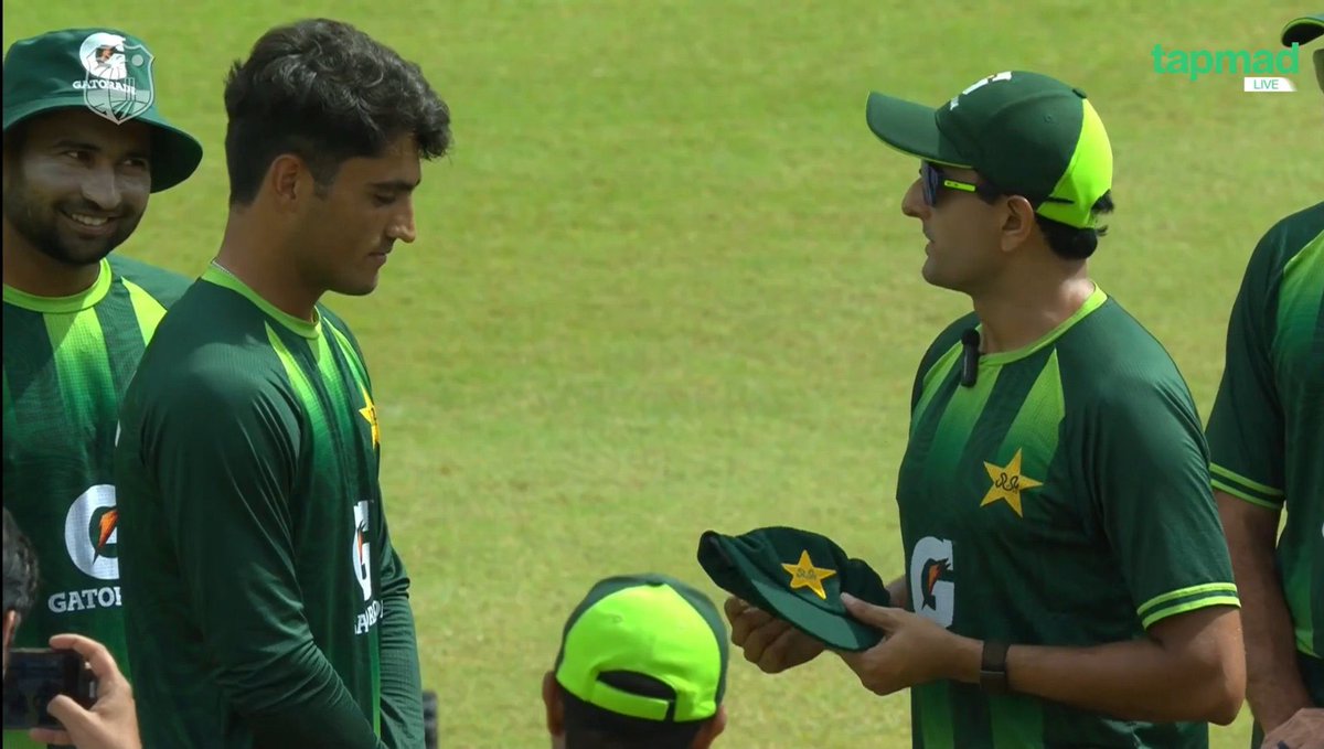 Cricktjunoon's tweet photo. 🚨 Mohammad Abbas presented the test cap 🧢 to the 20 years old test debutant Ubaid Shah.
#WIvPAK #PAKvWI #WTC27 #TestSeries #PakistanCricket #CricketJunoon®️ https://t.co/fImkYUkk7s