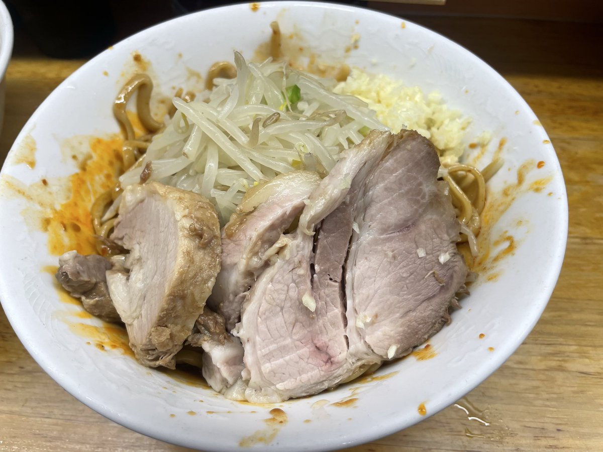 2hCqvk's tweet photo. ラーメン二郎立川店

ラーメン　ヤサイ少なめニンニク
赤冷やし汁なし　ヤサイ少なめニンニク https://t.co/IqGip7i5nZ