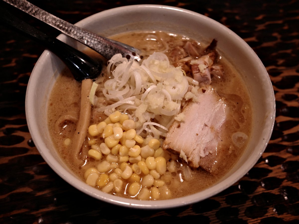 C57180_forever's tweet photo. 埼玉県入間市の、イオンスタイル入間に入っている「北のラーメンみそら」に初入店。味噌が売りらしい。
13:30近かったが40分くらい待った。
基本の味噌ラーメンではなく、ニンニクが強烈に効いてそうな 極味噌 を発注。西山製麺の黄色い麺に、酸味・辛味の少ない好きなタイプ。
#GRlV
#gr4
#grdays https://t.co/ffKTMmfDE9