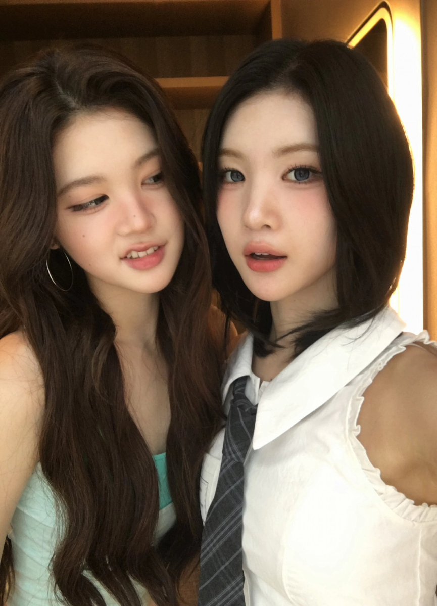 H2H_INA's tweet photo. 260802 #JUUN weverse update with #A_NA 

💣 💣

#Hearts2Hearts #하츠투하츠 #H2H
@Hearts2Hearts https://t.co/VXpRo8oIlf