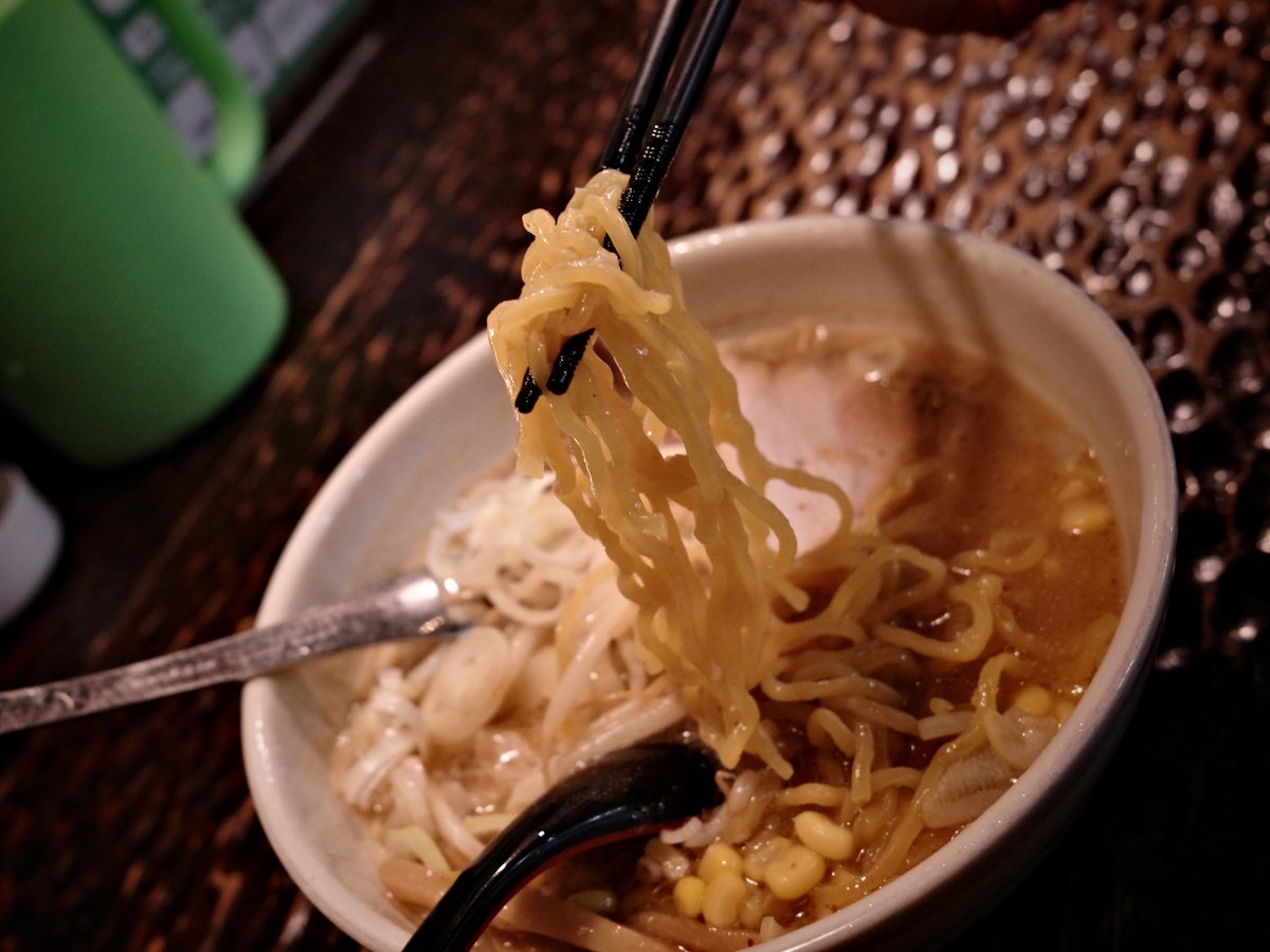 C57180_forever's tweet photo. 埼玉県入間市の、イオンスタイル入間に入っている「北のラーメンみそら」に初入店。味噌が売りらしい。
13:30近かったが40分くらい待った。
基本の味噌ラーメンではなく、ニンニクが強烈に効いてそうな 極味噌 を発注。西山製麺の黄色い麺に、酸味・辛味の少ない好きなタイプ。
#GRlV
#gr4
#grdays https://t.co/ffKTMmfDE9
