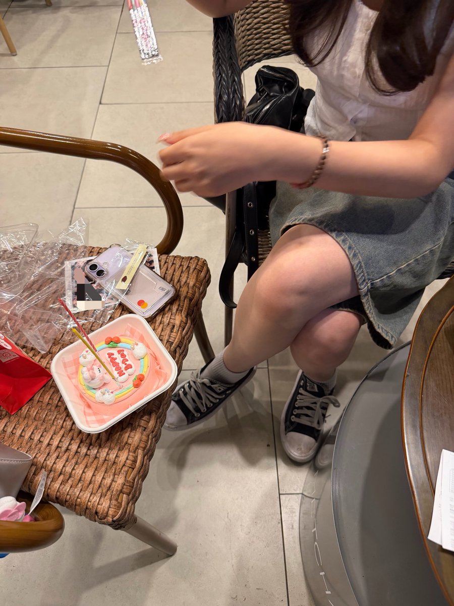 havaniceday_'s tweet photo. 나이가 먹을수록 생일이 별거 아니라고 느껴지긴 해도 축하받는일은 언제까지나 행복할거같다!! 

생일끝! https://t.co/uo3wiUuTFK