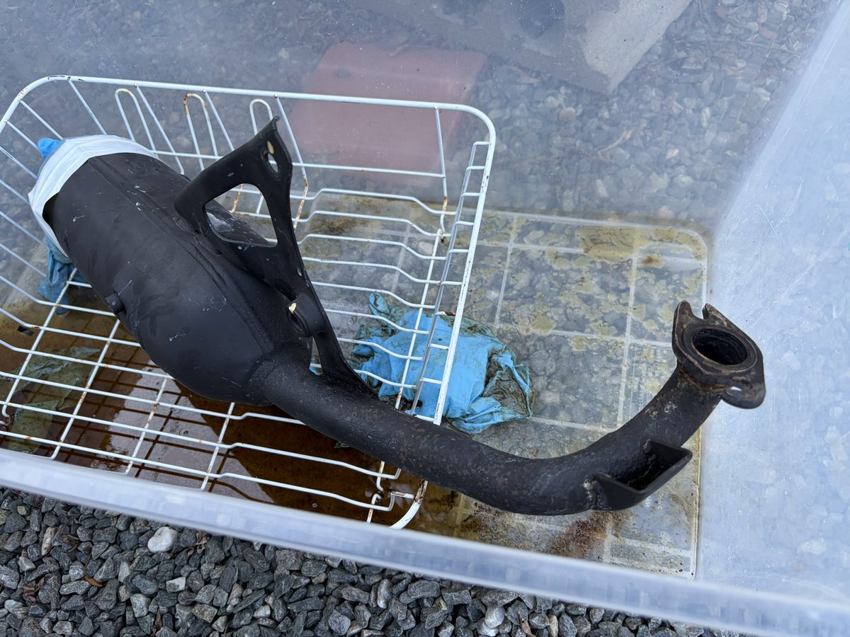 abiabi_T910's tweet photo. サンエスK-1溶液を流し込んで丸一日放置して出てきたきちゃない色の液体 https://t.co/MnD1ambjzP
