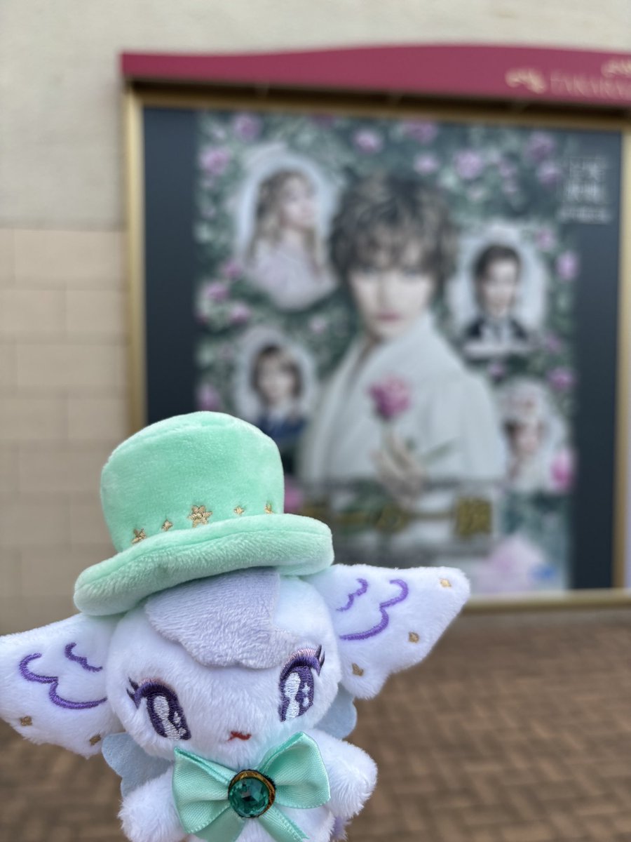 shhhhuka's tweet photo. 本日ソワレにてやっとmy初日でした！フィナーレ男役群舞で階段降りてくる瀬央さんのビジュが良すぎた　そしていろんなこと考えながら観てたら男役群舞以降泣いていた　最近はもう親戚のような気持ちなので舞台で頑張っている瀬央さんを見るとただただ泣いてしまう(厄介) https://t.co/y1vikcFkis