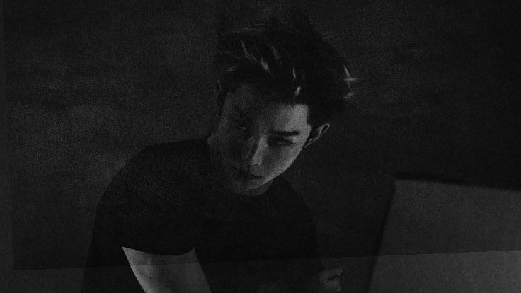 ryulkic's tweet photo. When the room’s dark but the brain’s loud. https://t.co/VLaHsu9gOX