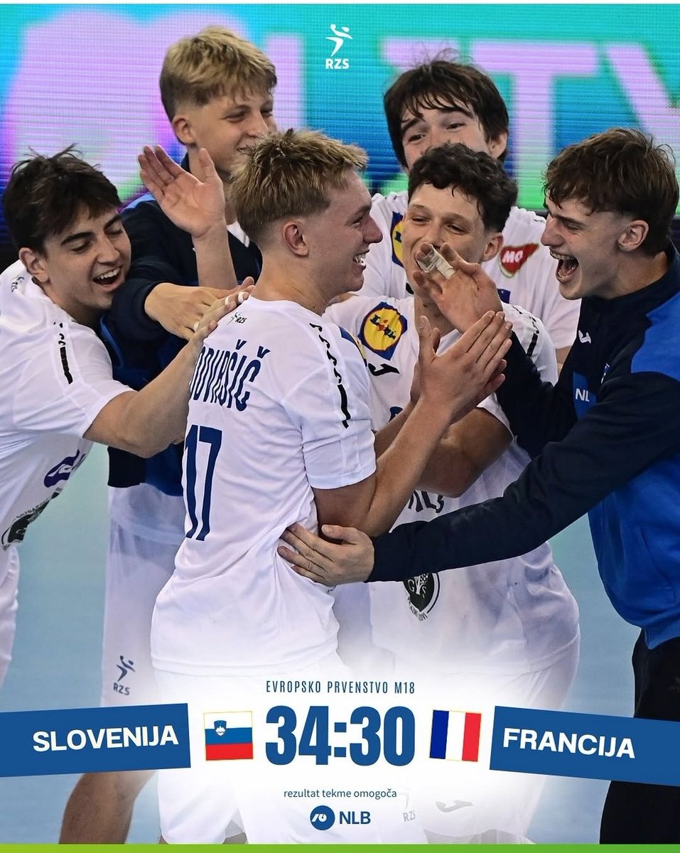 luka_simonic's tweet photo. 🇸🇮 🇸🇮 𝐊𝐣𝐞 𝐬𝐨 𝐳𝐝𝐚𝐣 𝐬𝐥𝐨𝐯𝐞𝐧𝐬𝐤𝐢 𝐦𝐞𝐝𝐢𝐣𝐢?

Naša kadetska rokometna reprezentanca na evropskem prvenstvu piše izjemno zgodbo. Premagala je aktualne evropske prvake Švede, nato še Francoze, eno največjih rokometnih velesil na svetu. To niso naključne zmage, ampak rezultat trdega dela, discipline in srčnosti naših fantov.

Pa vendar o tem poročajo Evropska rokometna zveza (EHF), regionalni rokometni portali ter številni tuji mediji iz Nemčije, Švedske, Francije, Norveške in Severne Makedonije. Pri nas? Prevečkrat vlada tišina.

Ko gre za afere, trače ali zasebno življenje športnikov, se novice širijo z neverjetno hitrostjo. Ko pa mladi Slovenci dosegajo vrhunske rezultate in ponosno predstavljajo našo državo, si takšni uspehi očitno ne zaslužijo enake pozornosti.

Fantje, iskrene čestitke! 👏🇸🇮 Ponosni smo na vas. Dokazujete, da ima Slovenija izjemne mlade športnike, ki si zaslužijo podporo, spoštovanje in predvsem medijsko pozornost.

Ker očitno tega ne storijo vsi, ki bi to morali, bom do konca evropskega prvenstva sam redno objavljal rezultate in uspehe naše reprezentance. Morda se bo ob tem kateri izmed slovenskih medijev le spomnil povzeti vsebino in nameniti pozornost fantom, ki si jo s svojimi predstavami nedvomno zaslužijo.

Gremo, Slovenija! 🇸🇮🤾

Vir: @handballia