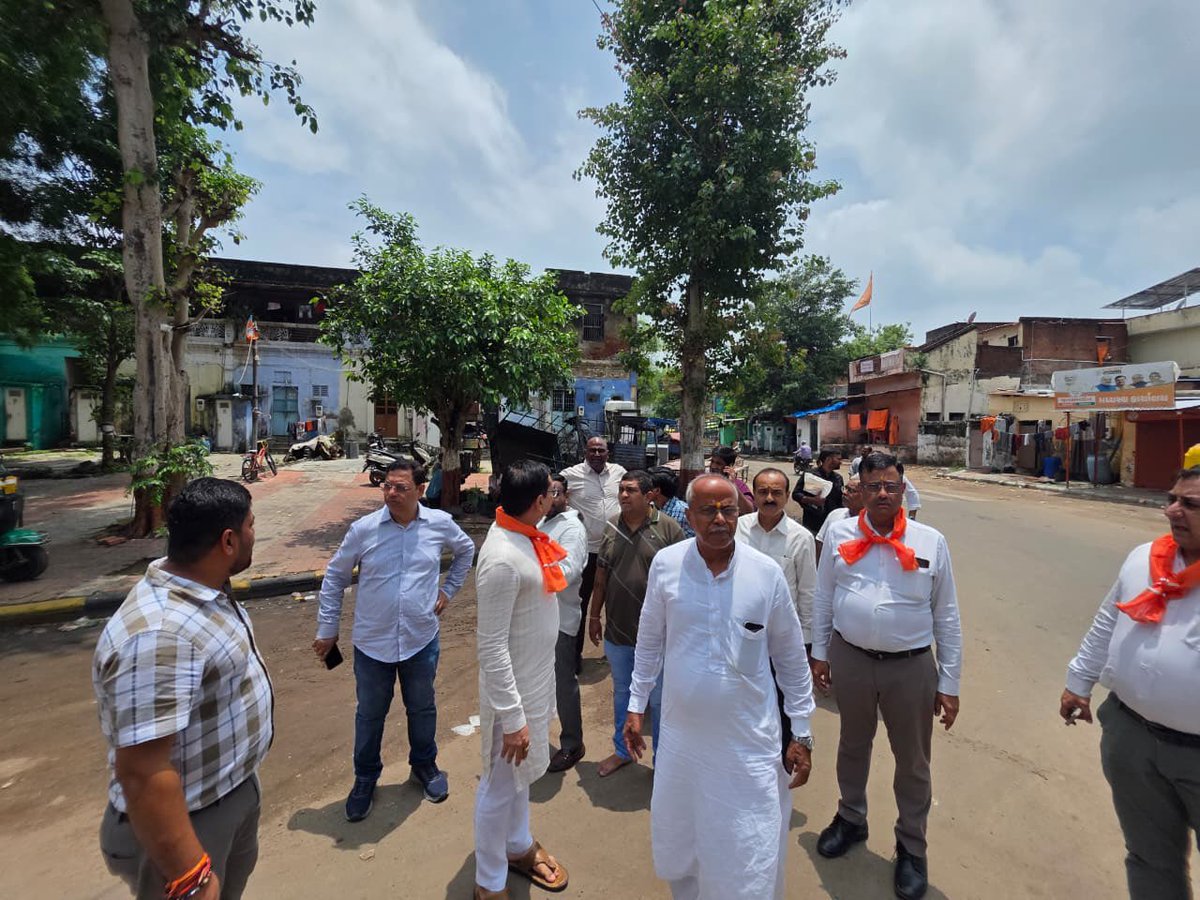 PrerakshahBJP's tweet photo. સમરસતા, સમાનતા અને સામાજિક એકતાનો સંદેશ જનજન સુધી પહોંચે તેવા ઉદ્દેશ સાથે આવતીકાલે યોજાનારી સંત શિરોમણિ શ્રી ગુરુ રવિદાસ મહારાજની સમરસતા યાત્રાને લઈને આજે જગન્નાથ મંદિર ખાતે સ્થળ મુલાકાત લીધી.

યાત્રાનો રૂટ, સુરક્ષા સહિતની વિવિધ વ્યવસ્થાઓનું નિરીક્ષણ કરી મહાનગરના મહામંત્રી શ્રી દર્શકભાઈ ઠાકર, શ્રી ગૌતમભાઈ કથિરીયા, શ્રી ઉમંગભાઈ નાયક તથા સંગઠનના હોદ્દેદારો સાથે આયોજન અંગે વિસ્તૃત ચર્ચા કરી.