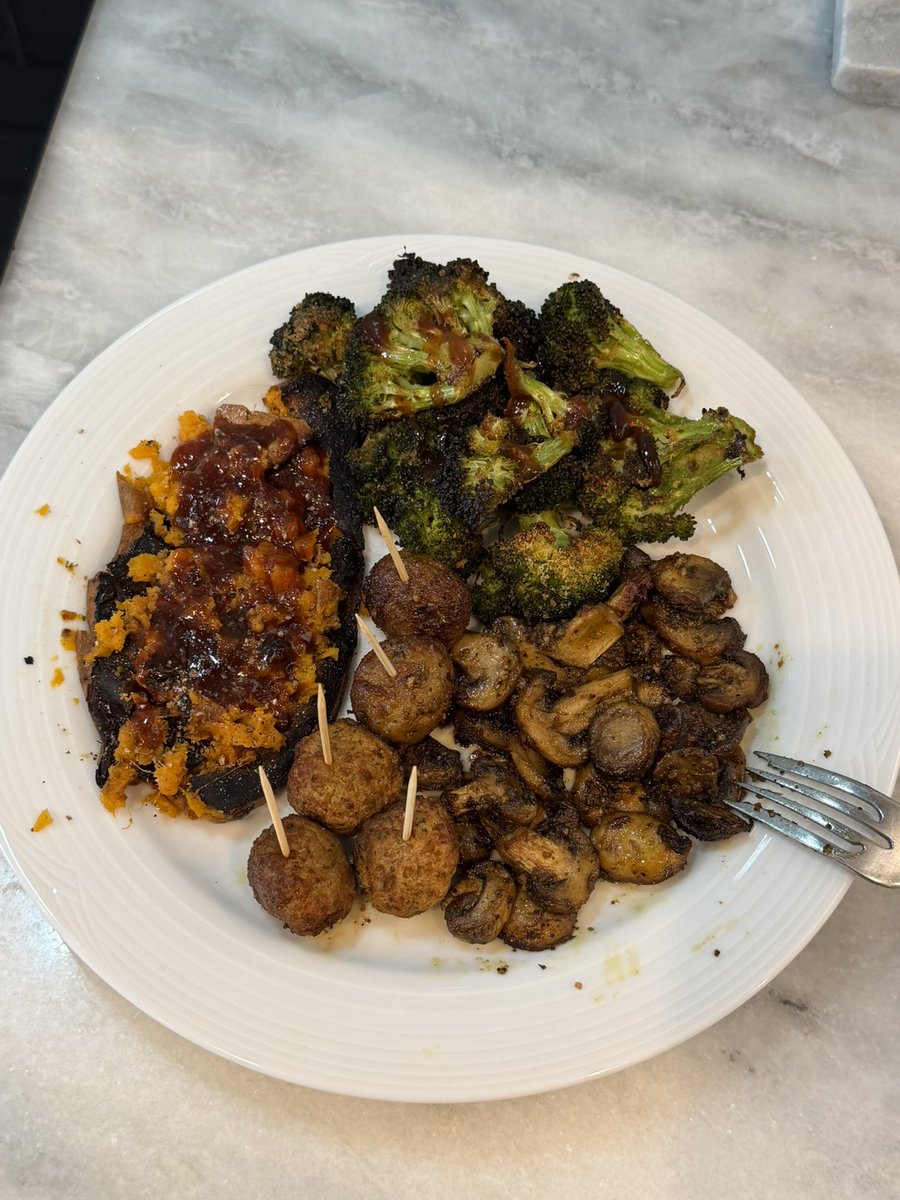 coindaydream's tweet photo. eats - 1,109 cals https://t.co/1dwVnSA4CW