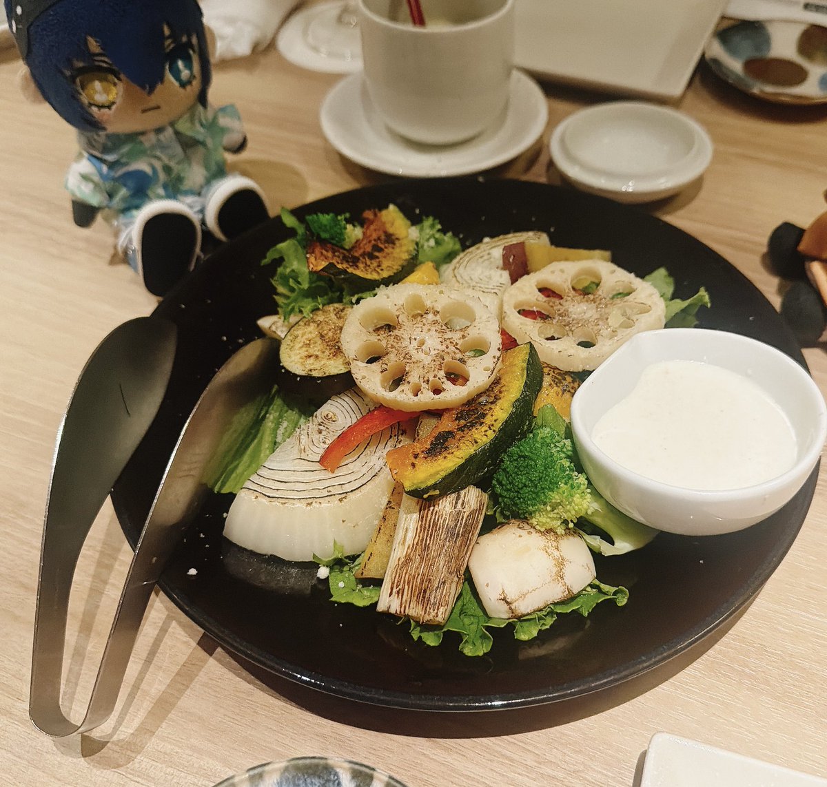 shiki_memoria44's tweet photo. 将軍陛下を見守る作業会-暑気払いの陣-をしました
レンタルスペースを借り、将軍陛下プロポーズ大会をしたり将軍バーガーを食べたり自己紹介タイム（性癖暴露大会）をしたり推しカプすごろく（性癖暴露選手権）をしたり、ちょっぴり作業を頑張ったり、夕食の場でもずーっと喋ったりをしていました https://t.co/GLnf7u6p5M