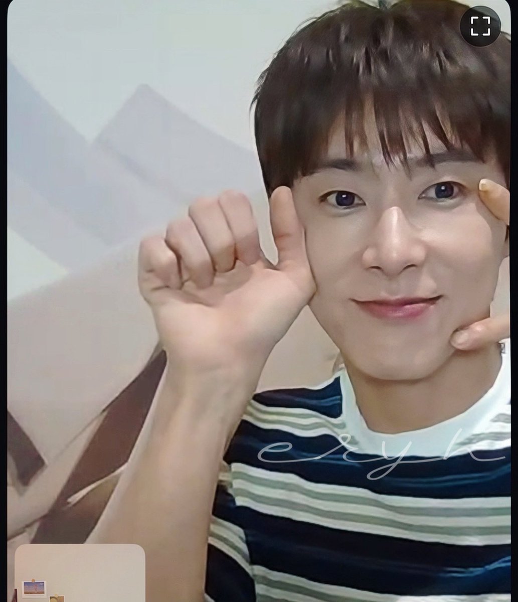 eryh1626's tweet photo. 260731 apple music video call

🍀: before we say goodbye, can you show me a pose that will make my heart flutter?

🐰: L-O-V-E https://t.co/RAVoDe7Zrt