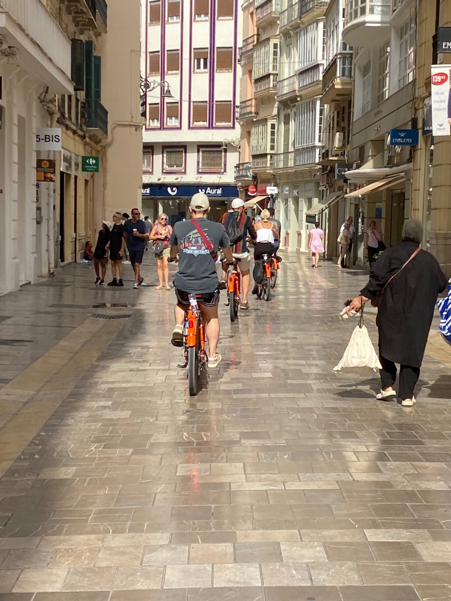 PaulaLatorres1's tweet photo. Los guiris si pueden ir en bici Por donde les de la gana @malaga @opiniondemalaga @malagaHAVESOS @malagaparavivir @LavecinalMalaga @vecinosmalaga https://t.co/wRsmAu6OQ6