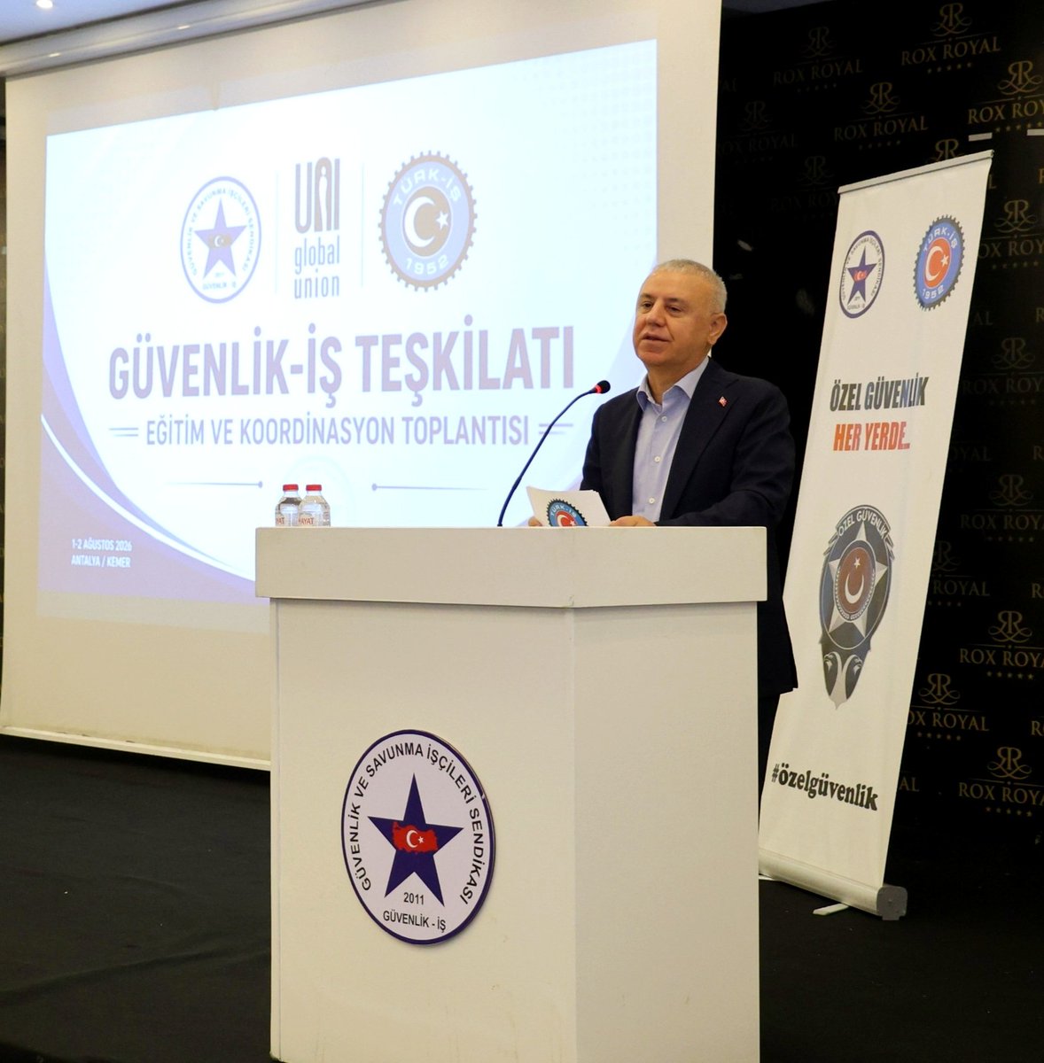 alemdareyup's tweet photo. 📍Güvenlik-İş Sendikamızın Antalya’da düzenlediği Eğitim ve İstişare Toplantısı’na katılarak özel güvenlik emekçisi kardeşlerimizle bir araya gelmekten büyük memnuniyet duydum. 

Toplantının açılışında yaptığım konuşmada halkımızın huzuru ve güvenliği için büyük fedakârlıklarla görev yapan özel güvenlik çalışanlarının emeğinin ve karşılaştıkları risklerin görmezden gelinemeyeceğini ifade ettim.

Özel güvenlik görevlilerinin görev tanımlarının netleştirilmesi, özlük haklarının güçlendirilmesi ve mesleki itibarlarının yükseltilmesi gerektiğini vurguladım. 

Yüksek enflasyon, hayat pahalılığı ve ağır vergi yükü karşısında işçilerin haklarını korumak için mücadelemizi kararlılıkla sürdüreceğimizi; adil bir vergi düzeninin artık zorunlu hâle geldiğini söyledim.

Emeğin, ekmeğin ve onurun korunmasının yolunun örgütlü mücadeleden geçtiğini bir kez daha dile getirdim. 

Başta Genel Başkan kardeşim Ömer Çağırıcı olmak üzere Güvenlik-İş Sendikamızın yöneticilerine ve teşkilat mensuplarına başarılı çalışmalar diliyor; Eğitim ve İstişare Toplantısı’nın sendikal mücadelemize güç katmasını temenni ediyorum.
