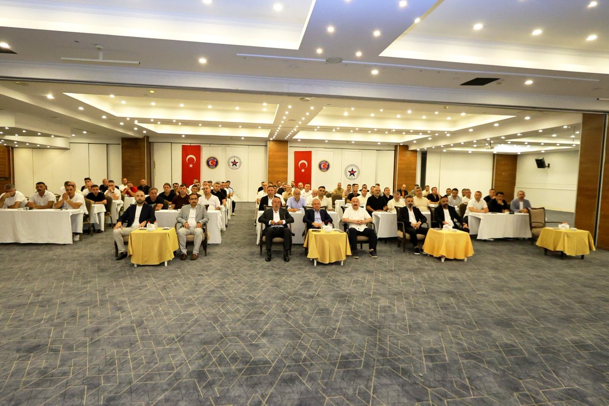 alemdareyup's tweet photo. 📍Güvenlik-İş Sendikamızın Antalya’da düzenlediği Eğitim ve İstişare Toplantısı’na katılarak özel güvenlik emekçisi kardeşlerimizle bir araya gelmekten büyük memnuniyet duydum. 

Toplantının açılışında yaptığım konuşmada halkımızın huzuru ve güvenliği için büyük fedakârlıklarla görev yapan özel güvenlik çalışanlarının emeğinin ve karşılaştıkları risklerin görmezden gelinemeyeceğini ifade ettim.

Özel güvenlik görevlilerinin görev tanımlarının netleştirilmesi, özlük haklarının güçlendirilmesi ve mesleki itibarlarının yükseltilmesi gerektiğini vurguladım. 

Yüksek enflasyon, hayat pahalılığı ve ağır vergi yükü karşısında işçilerin haklarını korumak için mücadelemizi kararlılıkla sürdüreceğimizi; adil bir vergi düzeninin artık zorunlu hâle geldiğini söyledim.

Emeğin, ekmeğin ve onurun korunmasının yolunun örgütlü mücadeleden geçtiğini bir kez daha dile getirdim. 

Başta Genel Başkan kardeşim Ömer Çağırıcı olmak üzere Güvenlik-İş Sendikamızın yöneticilerine ve teşkilat mensuplarına başarılı çalışmalar diliyor; Eğitim ve İstişare Toplantısı’nın sendikal mücadelemize güç katmasını temenni ediyorum.