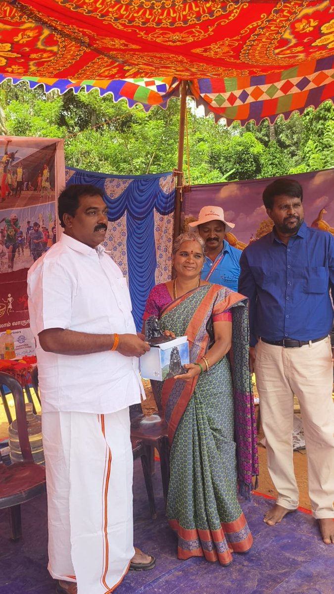 IshaTamil's tweet photo. மாண்புமிகு எம்.எல்.ஏ. திரு. சந்திரசேகரன் அவர்கள், கொல்லிமலையில் நடைபெற்ற ஈஷா கிராமோத்சவம் வாலிபால் கிளஸ்டர் போட்டியில் சிறப்பு விருந்தினராகக் கலந்துகொண்டு வீரர்களை ஊக்குவித்தார்.

எங்கள் மனமார்ந்த நன்றிகள் அவருக்கு 🙏

10 மாநிலங்கள் & 1 யூனியன் பிரதேசம் | 40,000+ கிராமங்கள் | 80,000+ வீரர்கள் | 15,000+ பெண்கள் வீராங்கனைகள்

சத்குரு முன்னிலையில் செப்டம்பர் 6, கோவை ஈஷா யோகா மையத்தில் நடைபெறும் இறுதிப் போட்டிக்கு தங்களை அன்புடன் வரவேற்கிறோம்!

#IshaGramotsavam