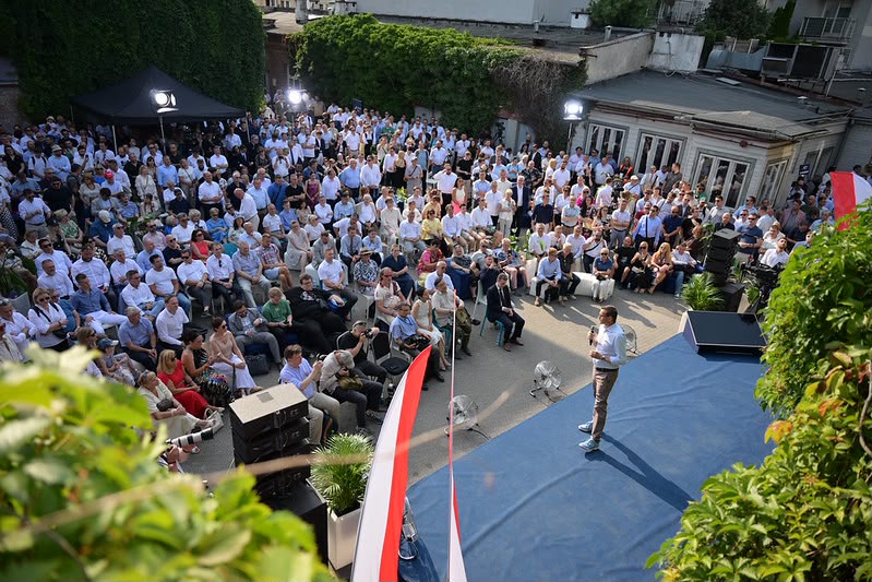 MorawieckiM's tweet photo. Dziękuję wszystkim, którzy 31 lipca byli z nami na pierwszym Festiwalu Idei @RozwojPlus.
Dziękuję za Waszą obecność, energię i wiarę. Za każdą rozmowę, każdy uśmiech, każdą wyciągniętą dłoń, każdy pomysł i każdy odważny głos w dyskusji. Dziękuję tym, którzy przyjechali z najdalszych zakątków Polski, którzy zostali z nami do samego końca i pokazali, że jest w naszym kraju ogromna siła ludzi gotowych działać dla wspólnej sprawy.
Dziękuję również za wielką aktywność w internecie – za relacje, komentarze, zdjęcia, nagrania i tysiące udostępnień. To dzięki Wam nasze przesłanie poszło w Polskę. Przesłanie o Ojczyźnie silnej, bezpiecznej, sprawiedliwej i ambitnej. O Polsce, która nie godzi się na przeciętność, nie spuszcza głowy i nie rezygnuje ze swoich marzeń.
31 lipca pokazaliśmy, że nie jesteśmy tylko środowiskiem politycznym. Jesteśmy wspólnotą ludzi, których łączy wiara w Polskę i gotowość do ciężkiej pracy. Pokazaliśmy, że potrafimy rozmawiać, słuchać, łączyć różne doświadczenia i wspólnie wyznaczać kierunek.
Jestem z Was dumny. I chcę Wam jasno powiedzieć: to spotkanie nie było zakończeniem. To był początek.
Początek wielkiego marszu przez Polskę. Marszu po prawdę, nadzieję, ambitny program i przyszłe zwycięstwo. Ruszamy razem – z podniesioną głową, z odwagą i przekonaniem, że najlepsze dopiero przed nami.
Pokazaliśmy, że Polacy chcą rozmawiać o przyszłości. Że potrzebują nie kolejnych partyjnych sporów, lecz idei, konkretów i nadziei. Pokazaliśmy, że jest w Polsce ogromna energia ludzi gotowych pracować, działać i walczyć o zwycięstwo.
Przed nami szczególny czas. Czas odzyskiwania naszych szans. Czas docierania do ludzi, którzy potrzebują prawdy, potrzebują nadziei, nowych impulsów i ciekawych programów. Projektów takich jak te, które zostały przedstawione podczas naszego wspaniałego, pierwszego Festiwalu Idei.
Patrzę na Państwa i jestem naprawdę dumny. Jestem dumny z tego, co udało nam się osiągnąć przez osiem lat naszych rządów. Jestem dumny z tego, że niezależnie od przeciwności losu nie zatrzymujemy się, lecz podejmujemy trud i z determinacją walczymy o lepszą Polskę.
Jestem dumny z tego, co wspólnie osiągnęliśmy, i jestem przekonany, że największe sukcesy są jeszcze przed nami.
Kochani, za sprawą filmu Christophera Nolana wielu z nas przypomniało sobie o „Odysei”, o Odyseuszu i jego wielkiej wyprawie. 𝗪𝗮𝗿𝘁𝗼 𝘇𝗮𝗱𝗮𝗰́ 𝘀𝗼𝗯𝗶𝗲 𝗽𝘆𝘁𝗮𝗻𝗶𝗲: 𝗼 𝗰𝘇𝘆𝗺 𝘁𝗮𝗸 𝗻𝗮𝗽𝗿𝗮𝘄𝗱𝗲̨ 𝗷𝗲𝘀𝘁 𝘁𝗮 𝗼𝗽𝗼𝘄𝗶𝗲𝘀́𝗰́?
To opowieść o ruchu, o podejmowaniu wyzwań, o odwadze wyjścia poza to, co bezpieczne i znane.
Odyseusz nie pozostał w porcie, chociaż tam byłby bezpieczny. Podjął wyprawę w nieznane. Wyprawę ku temu, co najważniejsze. Pełną raf, ryzyka i syreniego śpiewu, ale konieczną. Bo to właśnie taka droga nadaje życiu sens, cel i kierunek.
Taka wyprawa jest dziś przed nami.
Wyprawa będąca walką o Polskę dumną, sprawiedliwą, dostatnią i silną. Tak silną, aby mogła sama bronić się przed zagrożeniami i skutecznie walczyć o swoje interesy.
O Polskę, która odrzuci układy i układziki stojące w cieniu wielkiego Okrągłego Stołu. Musimy wyjść poza założenia, które przez lata ograniczały rozwój naszej Ojczyzny. Musimy patrzeć w przyszłość i budować państwo silniejsze, sprawiedliwsze i bardziej podmiotowe niż III Rzeczpospolita.
Dlatego moje wystąpienie oparłem na czterech podstawowych pytaniach:
𝗣𝗼 𝗽𝗶𝗲𝗿𝘄𝘀𝘇𝗲: 𝗱𝗹𝗮𝗰𝘇𝗲𝗴𝗼 𝘁𝘂𝘁𝗮𝗷 𝗷𝗲𝘀𝘁𝗲𝘀́𝗺𝘆?
Dzisiaj, anno domini 2026, Polska stoi przed wyborem. Możemy stoczyć się po równi pochyłej w dół albo wspiąć się na wyższy poziom rozwoju, prestiżu i siły.
Jestem przekonany, że jesteśmy tutaj dlatego, że każda i każdy z Was – niezależnie od tego, czy ma poglądy lekko na lewo od centrum, na prawo od centrum czy jeszcze bardziej na prawo – nosi w sercu Polskę.
Łączy nas przywiązanie do solidarności, wolności i siły naszej Ojczyzny. Łączy nas marzenie o Polsce, która jest podmiotowa, bezpieczna i szanowana.
Dlatego tak ważne są takie spotkania. Dlatego tak ważna jest integracja różnych środowisk patriotycznych poprzez Stowarzyszenie Rozwój Plus. Musimy zrobić wszystko, abyśmy już nigdy więcej nie odnosili wyłącznie pyrrusowych zwycięstw. Nasze zwycięstwo musi być zwycięstwem rzeczywistym – politycznym, społecznym i programowym.
Jesteśmy tutaj po to, aby rozmawiać również z tymi, którzy dzisiaj nas krytykują, ale rozumieją, że system będący rezultatem układów i układzików Okrągłego Stołu musi się skończyć. I skończy się.
𝗞𝗶𝗺 𝗷𝗲𝘀𝘁𝗲𝘀́𝗺𝘆?
Jesteśmy przedsiębiorcami i pracownikami. Jesteśmy ludźmi młodymi i tymi, którzy zgromadzili już wielkie życiowe doświadczenie. Jesteśmy mieszkańcami Polski lokalnej, wsi, małych i średnich miast, ale także wielkich aglomeracji.
Pochodzimy z różnych miejsc, wykonujemy różne zawody i mamy różne doświadczenia. Łączy nas jednak jedna naczelna idea: Polska musi być na tyle silna, aby mogła się sama obronić, i na tyle dostatnia i sprawiedliwa, aby każdy Polak mógł korzystać z jej sukcesu.
Niezależnie od tego, jak różnimy się w niektórych poglądach, naszą racją stanu jest umiejętność rozmowy, przerzucania pomostów i szukania porozumienia. Stowarzyszenie Rozwój Plus właśnie taką rolę będzie pełnić.
Chcę podziękować wszystkim, którzy przyszli tutaj i prezentowali swoje poglądy, również ludziom spoza naszych środowisk, spoza naszych baniek i utartych wyobrażeń.
Jestem Wam szczególnie wdzięczny za to, że pomimo upału byliście z nami do samego końca. Niech z Małej Warszawy do wielkiej Warszawy, a następnie do całej Polski popłynie pieśń przyszłego zwycięstwa. Zwycięstwa Polski.
𝗗𝗼𝗸𝗮̨𝗱 𝘇𝗺𝗶𝗲𝗿𝘇𝗮𝗺𝘆?
Aby określić cel, musimy najpierw dobrze zdefiniować stan, w którym dzisiaj znalazła się Polska.
Historia nie wybacza błędów popełnianych w czasach, kiedy państwo staje na rozdrożu. Historia nagradza tych, którzy potrafią złapać byka za rogi, nazwać wyzwania współczesności i przedstawić ofertę, która na te wyzwania odpowiada.
Słyszeliśmy niedawno, że Polska stała się dwudziestą gospodarką świata. To ważne osiągnięcie, z którego trzeba się cieszyć. Musimy jednak patrzeć głębiej.
Musimy analizować podstawowe statystyki realnej siły państwa. 𝗡𝗮 𝗸𝘁𝗼́𝗿𝘆𝗺 𝗺𝗶𝗲𝗷𝘀𝗰𝘂 𝗷𝗲𝘀𝘁 𝗣𝗼𝗹𝘀𝗸𝗮 𝗽𝗼𝗱 𝘄𝘇𝗴𝗹𝗲̨𝗱𝗲𝗺 𝗣𝗞𝗕 𝗻𝗮 𝗺𝗶𝗲𝘀𝘇𝗸𝗮𝗻́𝗰𝗮? 𝗝𝗮𝗸 𝘄𝘆𝗴𝗹𝗮̨𝗱𝗮 𝘀𝗶ł𝗮 𝗻𝗮𝗯𝘆𝘄𝗰𝘇𝗮 𝗣𝗼𝗹𝗮𝗸𝗼́𝘄? 𝗝𝗮𝗸𝗶 𝗺𝗮𝗷𝗮̨𝘁𝗲𝗸 𝘇𝗼𝘀𝘁𝗮ł 𝘇𝗴𝗿𝗼𝗺𝗮𝗱𝘇𝗼𝗻𝘆 𝗻𝗮 𝗷𝗲𝗱𝗻𝗲𝗴𝗼 𝗺𝗶𝗲𝘀𝘇𝗸𝗮𝗻́𝗰𝗮? 𝗝𝗮𝗸 𝘀𝗶𝗹𝗻𝗲 𝘀𝗮̨ 𝗻𝗮𝘀𝘇𝗲 𝗽𝗿𝘇𝗲𝗱𝘀𝗶𝗲̨𝗯𝗶𝗼𝗿𝘀𝘁𝘄𝗮, 𝘁𝗲𝗰𝗵𝗻𝗼𝗹𝗼𝗴𝗶𝗲 𝗶 𝗺𝗮𝗿𝗸𝗶?
W tych zestawieniach nie ma nas jeszcze w światowej pierwszej dwudziestce. A ja chcę, żebyśmy tam byli. I właśnie tam zmierzamy.
Chcemy znaleźć się w światowej czołówce pod względem realnych atrybutów siły: konkurencyjności, produktywności, innowacyjności i rentowności polskich przedsiębiorstw. Bo większa rentowność polskich firm musi oznaczać wyższe wynagrodzenia polskich pracowników.
Tak musi być ułożona polska gospodarka i polskie społeczeństwo, aby nikogo nie pozostawiać za burtą. Każdy obywatel ma prawo być częścią sukcesu Rzeczypospolitej.
Zmierzamy jednak również do realizacji bardzo konkretnych celów. Dlatego podczas Festiwalu Idei mogliście Państwo wysłuchać pierwszych poważnych, pogłębionych dyskusji, będących rezultatem analiz, badań i pracy ekspertów.
Rozmawialiśmy między innymi o imigracji.
Nie chcemy niekontrolowanej imigracji. Nie chcemy zalewu ludzi z Afryki i Bliskiego Wschodu. Nie pozwolimy, aby bezpieczeństwo polskich rodzin zostało podporządkowane decyzjom unijnych biurokratów.
Widzimy również potop chińskich produktów i marek, który pokazuje kolejne wielkie wyzwanie, przed którym stoimy.
Polska nie znajduje się już tylko pomiędzy Niemcami a Rosją. Dzisiaj Polska znajduje się przede wszystkim pomiędzy Stanami Zjednoczonymi a Chinami – pomiędzy największymi potęgami gospodarczymi, technologicznymi i militarnymi współczesnego świata.
Musimy umieć odnaleźć się w tej rywalizacji. Musimy budować własną siłę i prowadzić politykę zgodną z polskim interesem narodowym.
𝗝𝗮𝗸𝗶𝗲 𝘀𝗮̨ 𝗻𝗮𝘀𝘇𝗲 𝗴ł𝗼́𝘄𝗻𝗲 𝘄𝗮𝗿𝘁𝗼𝘀́𝗰𝗶?
Pierwszą jest patriotyzm, ponieważ patriotyzm jest naczelną wartością mojego życia. Ale polskiego patriotyzmu nie da się oddzielić od wiary, chrześcijańskiej tradycji i zasad, na których przez ponad tysiąc lat budowaliśmy naszą wspólnotę.
Polska wyrasta z chrześcijaństwa. Z szacunku dla ludzkiego życia, godności każdego człowieka, odpowiedzialności za rodzinę, troski o słabszych i przekonania, że wolność bez prawdy, moralności i odpowiedzialności prowadzi do chaosu.
Dlatego nie pozwolimy wyrwać krzyża z polskiej historii, kultury i przestrzeni publicznej. Nie zgodzimy się, aby wiara była spychana do sfery prywatnej, rodzina przedstawiana jako przeżytek, a tradycyjne wartości jako powód do wstydu.
Naszym fundamentem pozostaje Dekalog. Nie jako zbiór pustych haseł, ale jako moralny kompas człowieka, rodziny i całego państwa. „Nie zabijaj”, „nie kradnij”, „nie mów fałszywego świadectwa”, „czcij ojca swego i matkę swoją” – to zasady, bez których nie ma uczciwego życia społecznego, odpowiedzialnej polityki ani trwałej wspólnoty narodowej.
Musimy jednak odpowiedzieć sobie na pytanie, jak rozumieć patriotyzm w XXI wieku.
Jeżeli jako polski przedsiębiorca podbijasz zagraniczne rynki – jesteś patriotą.
Jeżeli prowadzisz think tank i tworzysz rozwiązania odpowiadające na najważniejsze wyzwania współczesności – jesteś patriotą.
Jeżeli jesteś działaczką lub działaczem patriotycznego ugrupowania i poświęcasz swój czas dla dobra wspólnego – jesteś patriotą.
Jeżeli jako naukowiec, przedsiębiorca, samorządowiec, prezydent miasta, burmistrz, wójt, starosta czy radny bierzesz się za bary ze współczesnością i pracujesz dla swojej wspólnoty – jesteś patriotą.
Patriotyzm, który będę promował przez najbliższe lata i dekady, jest patriotyzmem przyszłości zakorzenionym w patriotyzmie przeszłości.
Jest patriotyzmem nowoczesnym, ale osadzonym na trwałym fundamencie naszej historii, kultury, wiary i tradycji.
Drugą wartością jest nasza silna tożsamość, będąca źródłem naszej siły.
Głęboko wierzę, że państwo, które nie wie, kim jest, nie będzie wiedziało, dokąd zmierza. Dlatego silna tożsamość musi być podstawą naszych polityk: rodzinnej, demograficznej, imigracyjnej, gospodarczej, społecznej i dotyczącej bezpieczeństwa.
Nie myliliśmy się w naszych diagnozach dotyczących wpływu finansów na życie gospodarcze. Nie myliliśmy się w sprawie Rosji, Ukrainy, Niemiec i wielu innych aspektów polityki międzynarodowej.
Nie myliliśmy się również, wskazując na katastrofalne trendy demograficzne, które stają się dziś jednym z największych problemów Polski, Europy i świata.
Za nami stoją dobre diagnozy. To Wasze umysły, Wasze serca, Wasze przemyślenia i analizy już pięć czy dziesięć lat temu prowadziły do właściwego rozpoznania najważniejszych zagrożeń.
Teraz musimy przekuć te diagnozy w działanie.
Kochani, 31 lipca rozpoczęliśmy wielki marsz.
Ruszamy w trasę po całej Polsce. Będziemy odwiedzać wsie, miasteczka i największe miasta. Będziemy rozmawiać z Polakami, słuchać ich pomysłów, poznawać ich problemy i wspólnie tworzyć program dla naszej Ojczyzny.
𝗡𝗶𝗲 𝗰𝗵𝗰𝗲𝗺𝘆 𝘇𝗮𝗺𝘆𝗸𝗮𝗰́ 𝘀𝗶𝗲̨ 𝘄 𝗴𝗮𝗯𝗶𝗻𝗲𝘁𝗮𝗰𝗵. 𝗡𝗶𝗲 𝗰𝗵𝗰𝗲𝗺𝘆 𝗽𝗼𝗹𝗶𝘁𝘆𝗸𝗶 𝘁𝘄𝗼𝗿𝘇𝗼𝗻𝗲𝗷 𝘄𝘆ł𝗮̨𝗰𝘇𝗻𝗶𝗲 𝘄 𝗪𝗮𝗿𝘀𝘇𝗮𝘄𝗶𝗲. 𝗖𝗵𝗰𝗲𝗺𝘆 𝗣𝗼𝗹𝘀𝗸𝗶 𝗯𝘂𝗱𝗼𝘄𝗮𝗻𝗲𝗷 𝗿𝗮𝘇𝗲𝗺 𝘇 𝗣𝗼𝗹𝗮𝗸𝗮𝗺𝗶.
Dlatego już 15 października, w rocznicę wyborów, spotkamy się na wielkiej konwencji Rozwoju Plus.
Tego dnia pokażemy, że Polska nie jest skazana na chaos, przeciętność i niespełnione obietnice. Pokażemy, że istnieje siła, która ma doświadczenie, odwagę, program i gotowość, aby ponownie wziąć odpowiedzialność za kraj.
Przed nami długa droga. Nie będzie łatwa. Wielkie sprawy nigdy jednak nie rodzą się z wygody, zwątpienia i czekania. Rodzą się z odwagi, pracy i odpowiedzialności.
Ja jestem gotowy tę drogę prowadzić.
Ruszamy z podniesioną głową. Z wiarą w Polskę. Z nadzieją na zwycięstwo. Z determinacją, aby dokończyć to, co rozpoczęliśmy.
Dlatego proszę Was o dalszą aktywność. Rozmawiajcie z ludźmi. Udostępniajcie nasze wystąpienia, materiały i propozycje programowe. Pokazujcie energię Rozwoju Plus w internecie i w swoich lokalnych społecznościach. Zapraszajcie kolejnych ludzi do wspólnej pracy.
Każdy komentarz, każde udostępnienie, każda rozmowa i każdy nowy człowiek, który do nas dołącza, przybliża nas do celu.
Dziękuję za Waszą obecność 31 lipca. Dziękuję za Waszą energię, aktywność i wiarę w Polskę.
A już dziś zapraszam wszystkich na 15 października – na wielką konwencję Rozwoju Plus.
𝗦𝗽𝗼𝘁𝗸𝗮𝗷𝗺𝘆 𝘀𝗶𝗲̨ 𝗷𝗲𝘀𝘇𝗰𝘇𝗲 𝗹𝗶𝗰𝘇𝗻𝗶𝗲𝗷. 𝗣𝗼𝗸𝗮𝘇̇𝗺𝘆 𝘀𝗶ł𝗲̨, 𝗷𝗲𝗱𝗻𝗼𝘀́𝗰́ 𝗶 𝗱𝗲𝘁𝗲𝗿𝗺𝗶𝗻𝗮𝗰𝗷𝗲̨. 𝗥𝗼𝘇𝗽𝗼𝗰𝘇𝗻𝗶𝗷𝗺𝘆 𝘄𝘀𝗽𝗼́𝗹𝗻𝗶𝗲 𝗸𝗼𝗹𝗲𝗷𝗻𝘆 𝗲𝘁𝗮𝗽 𝗺𝗮𝗿𝘀𝘇𝘂 𝗽𝗼 𝘇𝘄𝘆𝗰𝗶𝗲̨𝘀𝘁𝘄𝗼.
Bo Rozwój plus Polska równa się sukces.
Do zobaczenia 15 października! 📷
