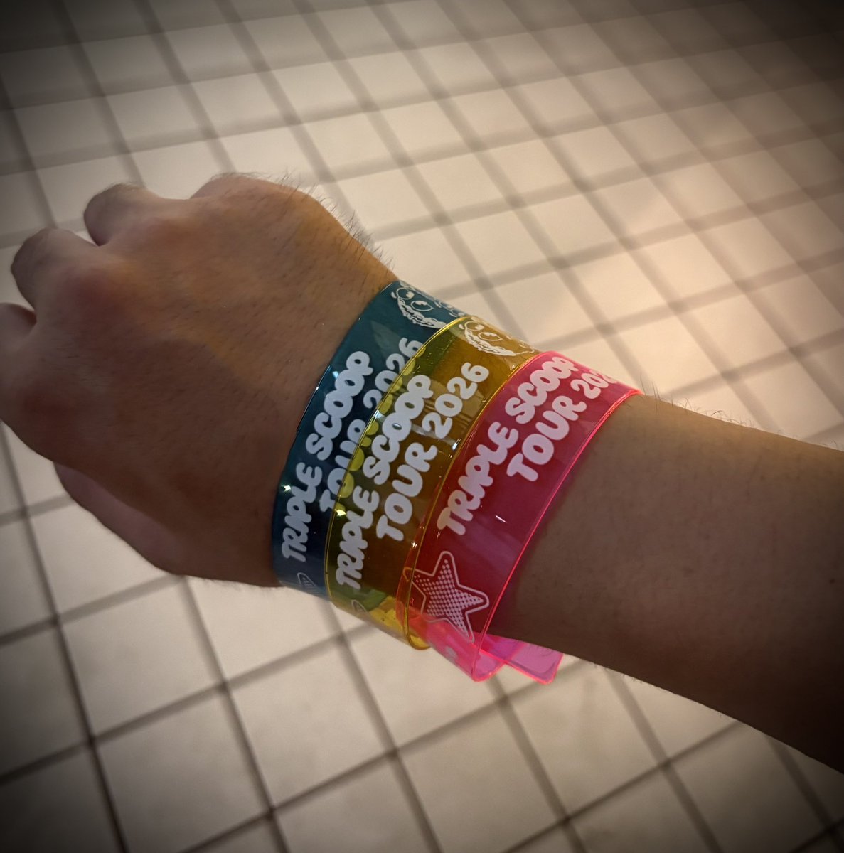 yeaooooooh's tweet photo. 1日でまわる東名阪ツアー最高でした！！

移動手段、時間気にしながらワクワクソワソワドキドキいろんな意味で貴重な体験

事前通販じゃなく、
当日物販並んで手に入れた
三種の神器も良きおもひで✨

メンバー、サポートメンバー、スタッフさん皆様お疲れ様でした🙇‍♂️

#花冷え。
#TripleScoopTour2026 https://t.co/axTYOy6hos