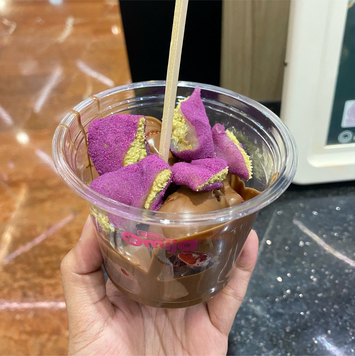 singularivie's tweet photo. love it, sudah lama tidak merasakan sensasi asam manis dari strawberry coklat🥹 https://t.co/ott7gR6H1m