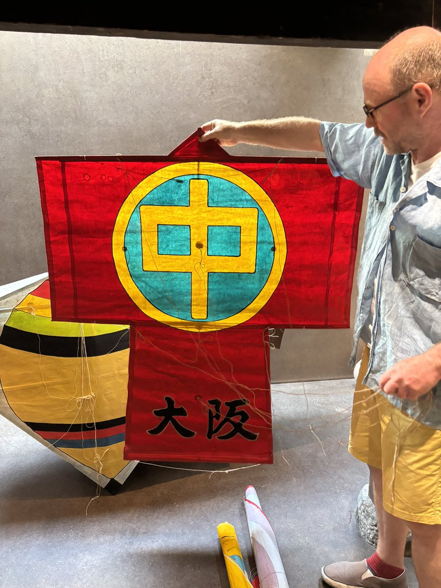 curry____rises's tweet photo. 灼熱京都旅
民藝に触れ素敵な時間を過ごしまして
凧を一つお出迎えしました。 https://t.co/45aZ4qBlsK