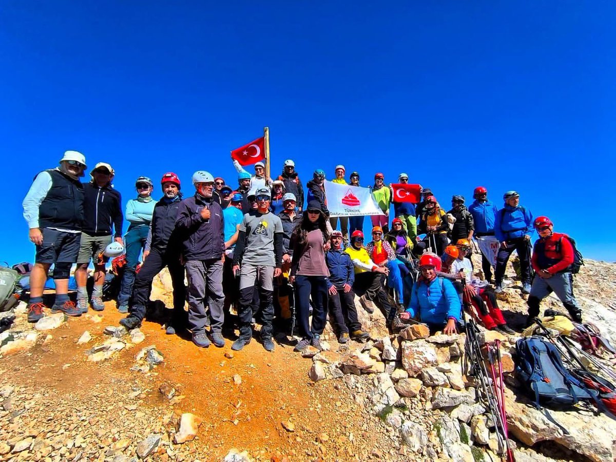 camardi_'s tweet photo. 📍Niğde / Çamardı - Aladağlar

​Aladağlar Dağcılık ve Dağ Turizmi Festivali kapsamında; Niğde merkezdeki coşkulu şehir etkinliklerinin yanı sıra dağcılarımız Kızılkaya, Büyük Demirkazık, Emler, Karasay ve Eznevit zirvelerinde şanlı bayrağımızı dalgalandırdı.
  
​Emli Vadisi ve Cımbar Boğazı’nda düzenlenen doğa yürüyüşleri, izcilik, kampçılık ve açık hava etkinlikleriyle her yaştan misafirimiz festival heyecanına ortak oldu.

​Emeği geçen tüm ekiplerimize, sporcularımıza ve festival coşkumuza ortak olan herkese teşekkür ederiz. 

​#AladağlarDağcılıkveDağTurizmiFestivali #Aladağlar