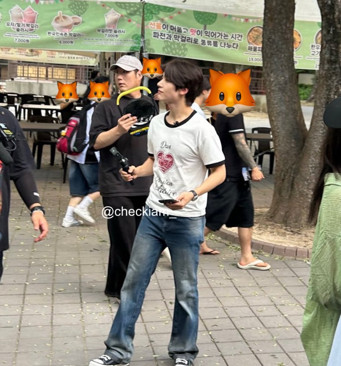 jellymintts's tweet photo. first cosplaying as ash and now cosplaying as his boyfriend? okaay sure https://t.co/PTz69icjx8