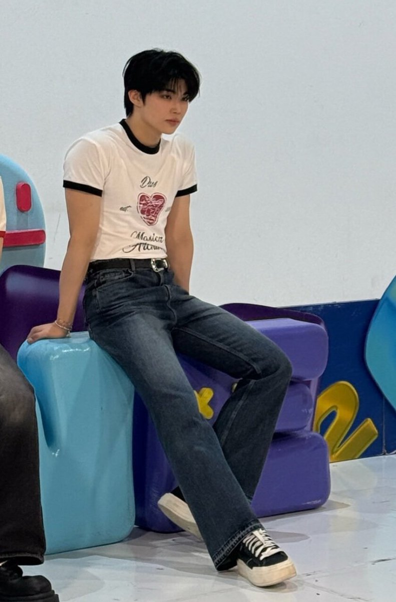 jellymintts's tweet photo. first cosplaying as ash and now cosplaying as his boyfriend? okaay sure https://t.co/PTz69icjx8